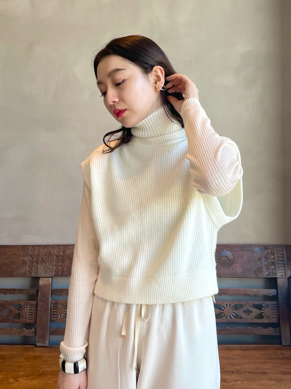 「モノトーン、タートルネック、大人カジュアル、BEAMS LIGHTS、お出かけコーデ、大人コーデ、シンプルコーデ、着回しコーデ、上品カジュアル」｜「BEAMS LIGHTSのBEAMS LIGHTS / 7ゲージ ハイネック 畦 ベスト（ベスト、ホワイト系）」を使った、ウエダ シホさん（レディース・157cm）の冬コーディネートの4枚目の写真