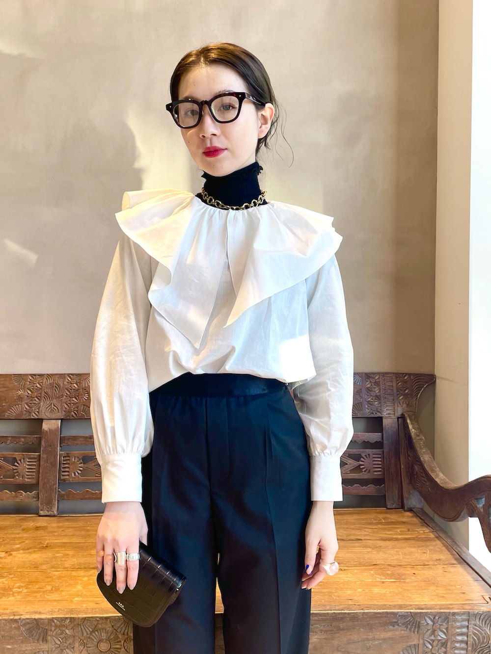 「ブラック、BEAMS、モノトーン、レイヤードスタイル、BEAMS LIGHTS、大人コーデ、パンツスタイル、メガネ女子、オトナ女子、エレガント」｜「BEAMS LIGHTSのBEAMS LIGHTS / フリル スモック ブラウス（シャツ/ブラウス、ホワイト系）」を使った、ウエダ シホさん（レディース・157cm）の秋コーディネートの3枚目の写真