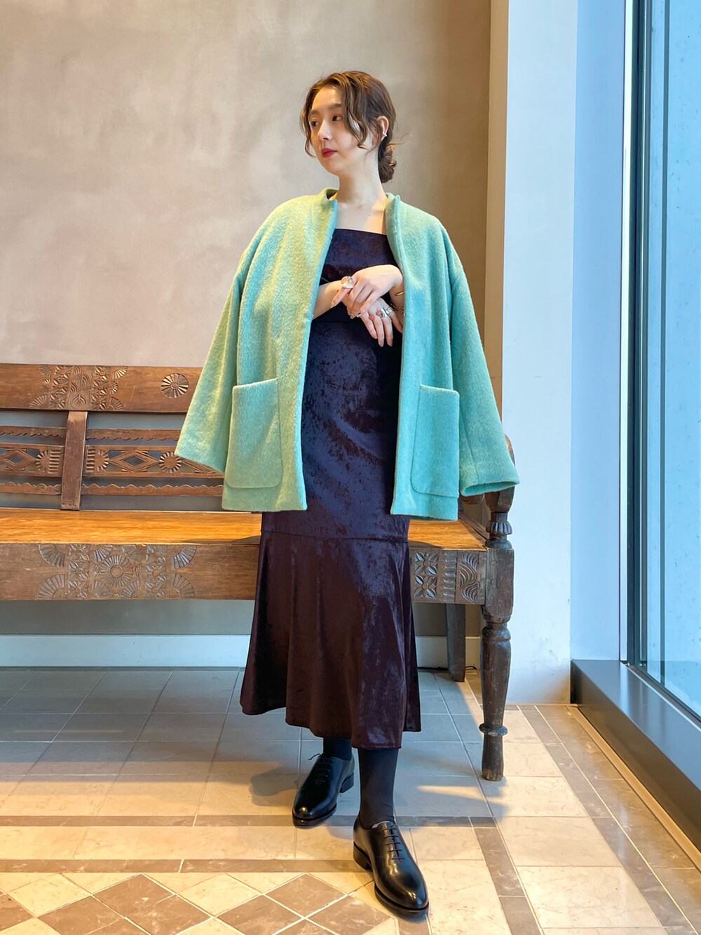 「アウター、ワンピース、大人カジュアル、BEAMS LIGHTS、きれいめカジュアル、春カラー、秋冬コーデ、オトナ女子、私の推しブランド」｜「BEAMS LIGHTSのBEAMS LIGHTS / PONTETORTO シャギー ノーカラーコート（ノーカラーコート、ブルー系）」を使った、ウエダ シホさん（レディース・157cm）の冬コーディネートの2枚目の写真