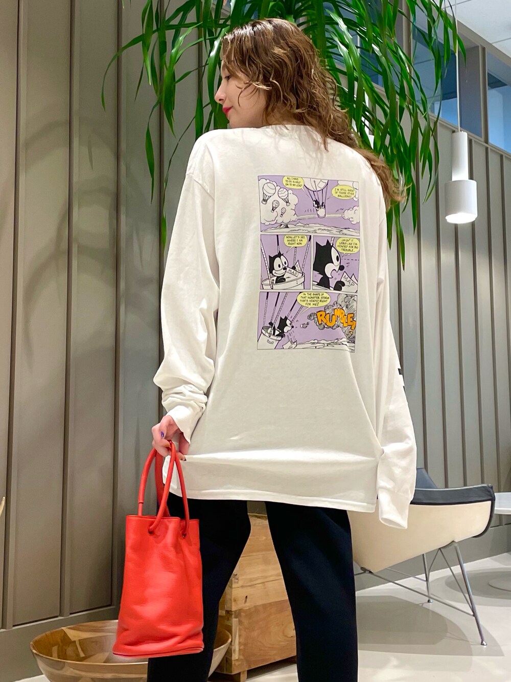 「ワントーンコーデ、オーバーサイズ、BEAMS LIGHTS、キレイめ、ラフ、休日コーデ、パンツスタイル、リラックススタイル、シンプルコーデ、カジュアルコーデ」｜「GOOD ROCK SPEEDのGOOD ROCK SPEED / FELIX ロングスリーブ Tシャツ（Tシャツ/カットソー、ホワイト系）」を使った、ウエダ シホさん（レディース・157cm）の春コーディネートの3枚目の写真