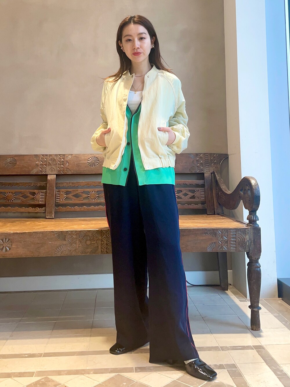 「カーディガン、BEAMS、BEAMS LIGHTS、春アウター、ootd、シンプルコーデ、カジュアルコーデ」｜「BEAMS LIGHTSのBEAMS LIGHTS / シャーリング スリーブ MA1（ブルゾン、ホワイト系）」を使った、ウエダ シホさん（レディース・157cm）の春コーディネートの2枚目の写真