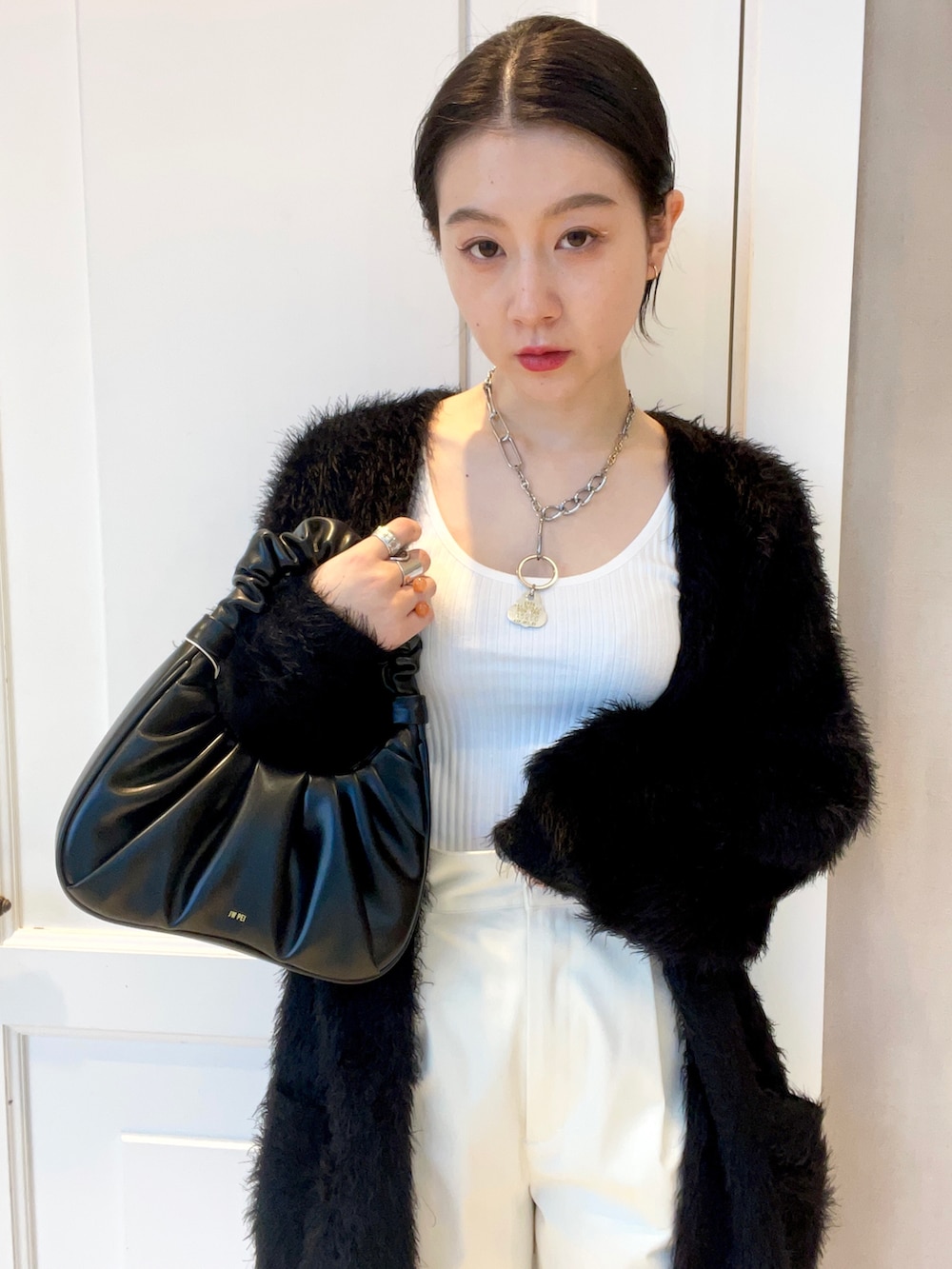 「チノパン、BEAMS、モノトーン、BEAMS LIGHTS、タックイン、パンツスタイル、ootd、シンプルコーデ、カジュアルコーデ、JWPEI」｜「BEAMS LIGHTSのBEAMS LIGHTS / TRUE  コットン タンクトップ（タンクトップ、ホワイト系）」を使った、ウエダ シホさん（レディース・157cm）の春コーディネートの4枚目の写真