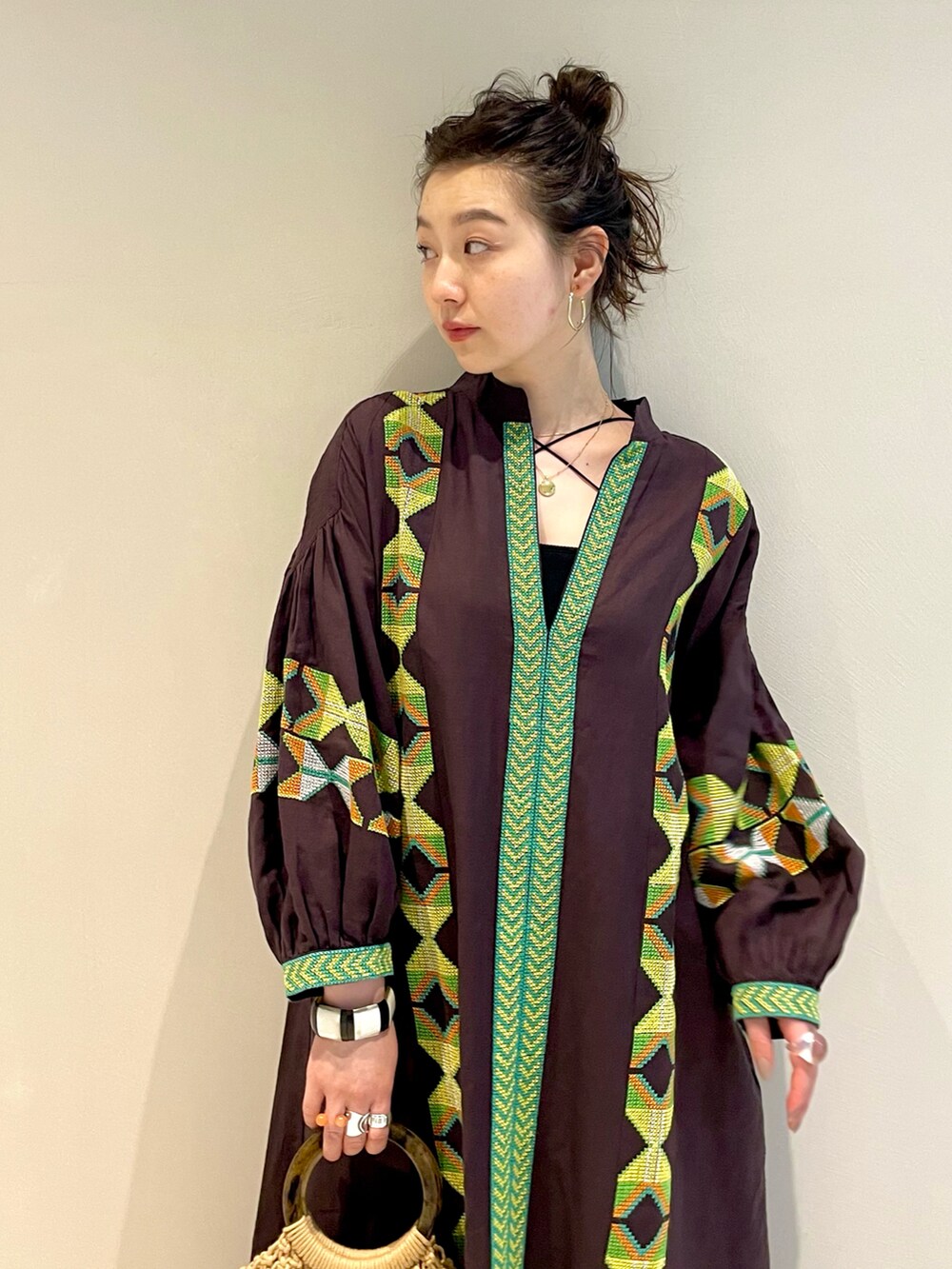 「BEAMS LIGHTS、シンプルコーデ、かごバッグ、着回しコーデ、カラーコーデ、オトナカジュアル、カラー×コーデ」｜「BEAMS LIGHTSのHAVA / エンブロイダリー ワンピース（ワンピース、ブラウン系）」を使った、ウエダ シホさん（レディース・157cm）の夏コーディネートの4枚目の写真