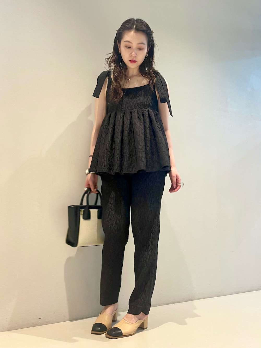 「ワントーンコーデ、大人カジュアル、結婚式、休日コーデ、結婚式二次会スタイル、モノトーンコーデ、今日のコーデ、TOFF & LOADSTONE、JOIEVE、ごきげんウィーク」｜「JOIEVEのアイテム（トップス、ブラック系）」を使った、ウエダ シホさん（レディース・157cm）の春コーディネートの2枚目の写真