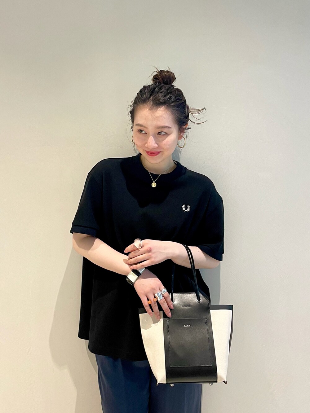 「BEAMS、休日スタイル、Ray BEAMS、パンツスタイル、シンプルコーデ、FRED PERRY、オトナカジュアル、サンダルコーデ、MOHI、yahki」｜「Ray BEAMSのFRED PERRY × Ray BEAMS / 別注 オーバーサイズ Tシャツ（Tシャツ/カットソー、ブラック系）」を使った、ウエダ シホさん（レディース・157cm）の春コーディネートの2枚目の写真