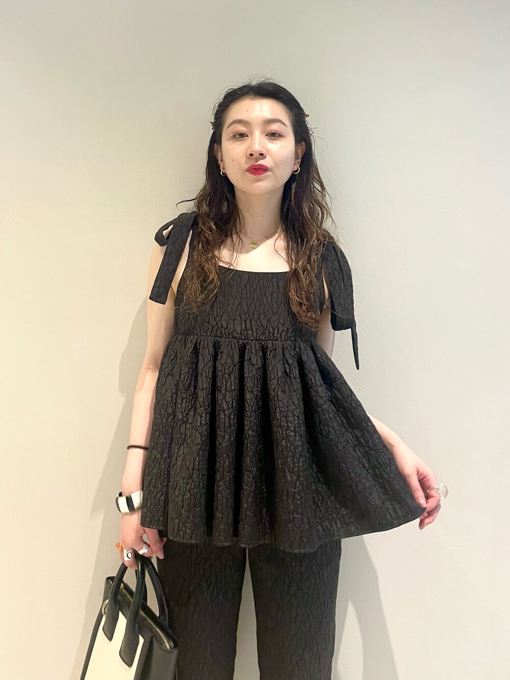 「ワントーンコーデ、大人カジュアル、結婚式、休日コーデ、結婚式二次会スタイル、モノトーンコーデ、今日のコーデ、TOFF & LOADSTONE、JOIEVE、ごきげんウィーク」｜「JOIEVEのアイテム（トップス、ブラック系）」を使った、ウエダ シホさん（レディース・157cm）の春コーディネートの3枚目の写真
