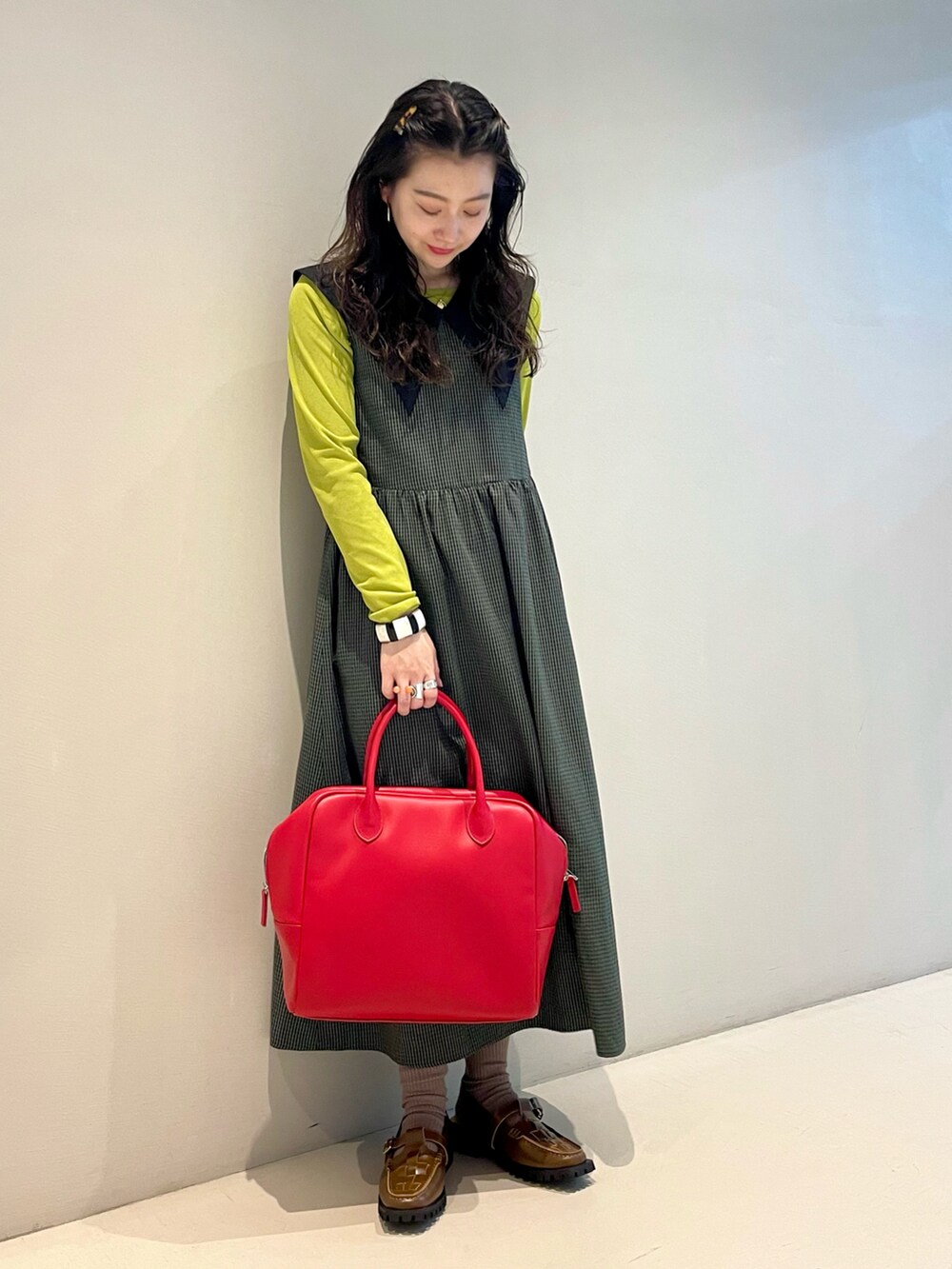 「カジュアル、BEAMS、休日スタイル、Ray BEAMS、シンプルコーデ、ワンピーススタイル、カジュアルガーリー、カラーコーデ、ビッグカラー、beamsdot」｜「BeAMS DOTの【WEB限定】BeAMS DOT / Vネック チェック ワンピース（ワンピース、グリーン系）」を使った、ウエダ シホさん（レディース・157cm）の春コーディネートの2枚目の写真