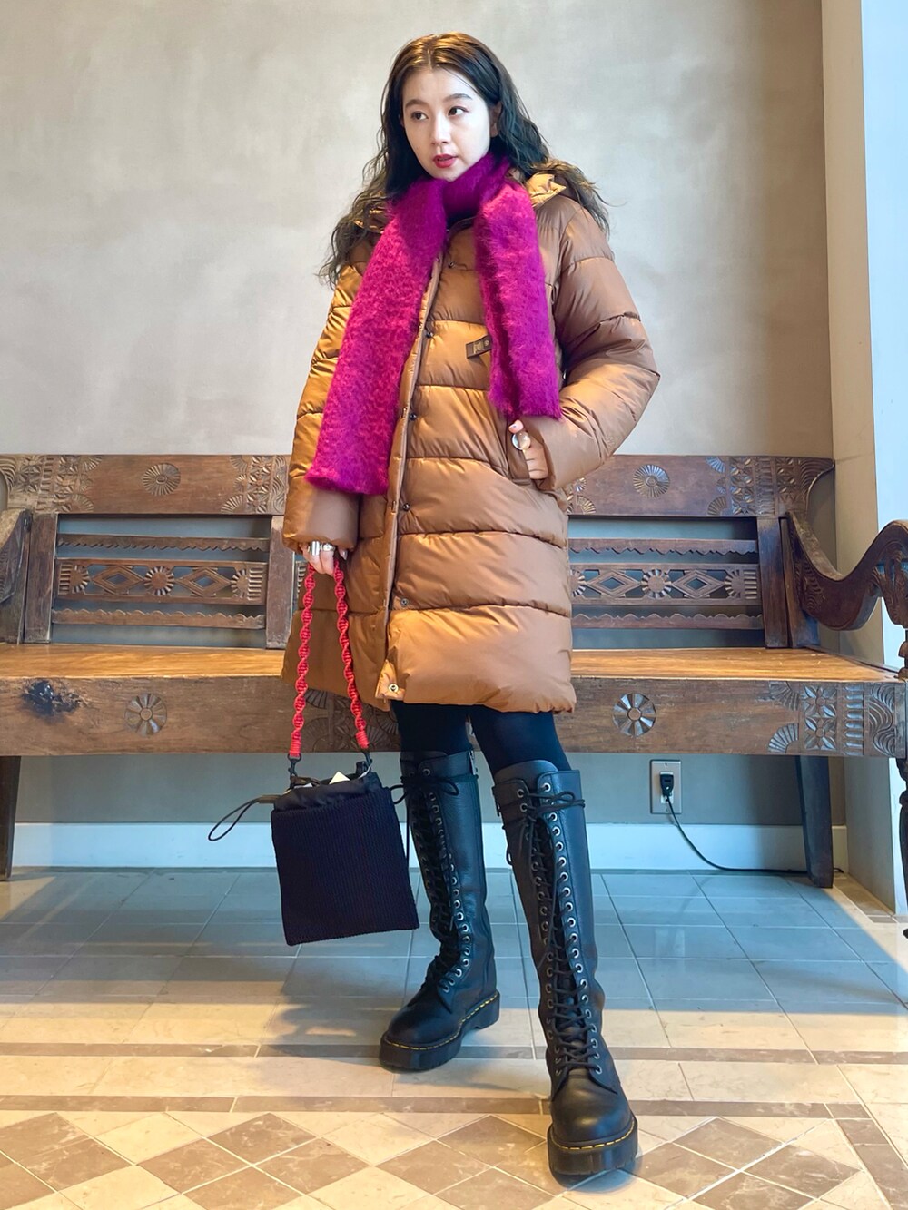 「スウェット、カジュアル、BEAMS、ロングブーツ、ドクターマーチン、BEAMS LIGHTS、THE NORTH FACE、パンツスタイル、秋コーデ、スクエアバッグ」｜「MANTAS EZCARAYのアイテム（ファッション雑貨、ピンク系）」を使った、ウエダ シホさん（レディース・157cm）の秋コーディネートの4枚目の写真