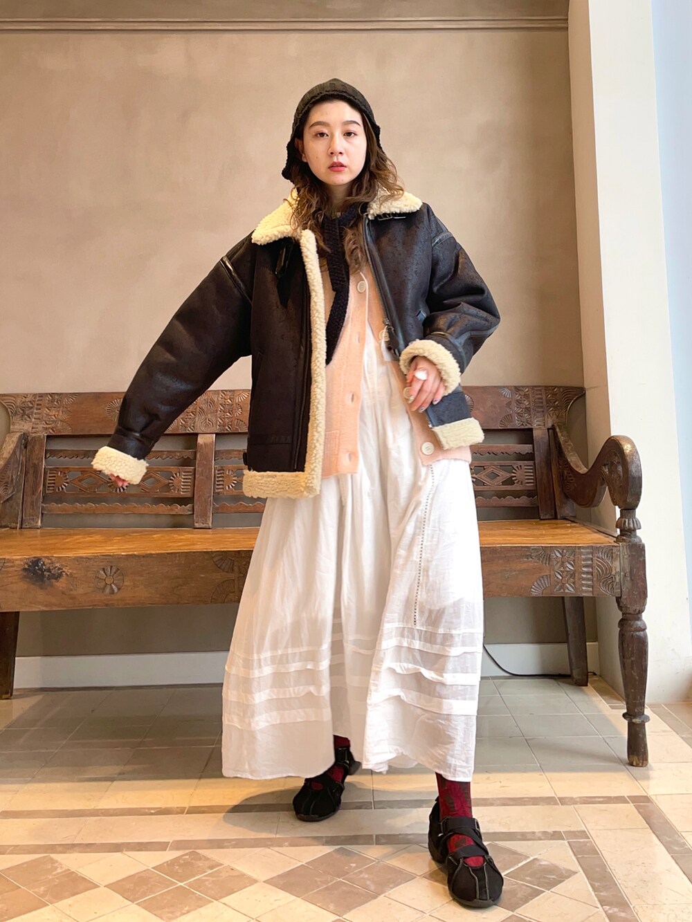 「ニット、ニット帽、BEAMS、冬コーデ、モヘアニット、休日スタイル、BEAMS LIGHTS、大人ガーリー」｜「BEAMS LIGHTSの長屋なぎさ×BEAMS LIGHTS / レース タック ワンピース（ワンピース、ホワイト系）」を使った、ウエダ シホさん（レディース・157cm）の秋コーディネートの3枚目の写真