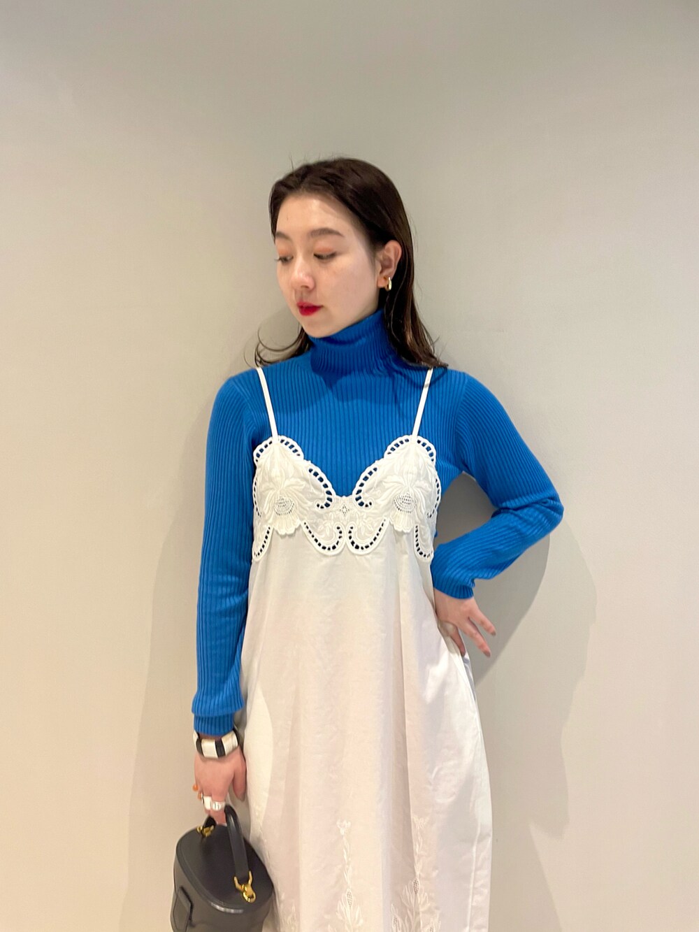 「カラーパンツ」｜「BEAMS LIGHTSのBEAMS LIGHTS / 14ゲージ リブ タートルネック ニット（ニット/セーター、ブルー系）」を使った、ウエダ シホさん（レディース・157cm）の冬コーディネートの3枚目の写真