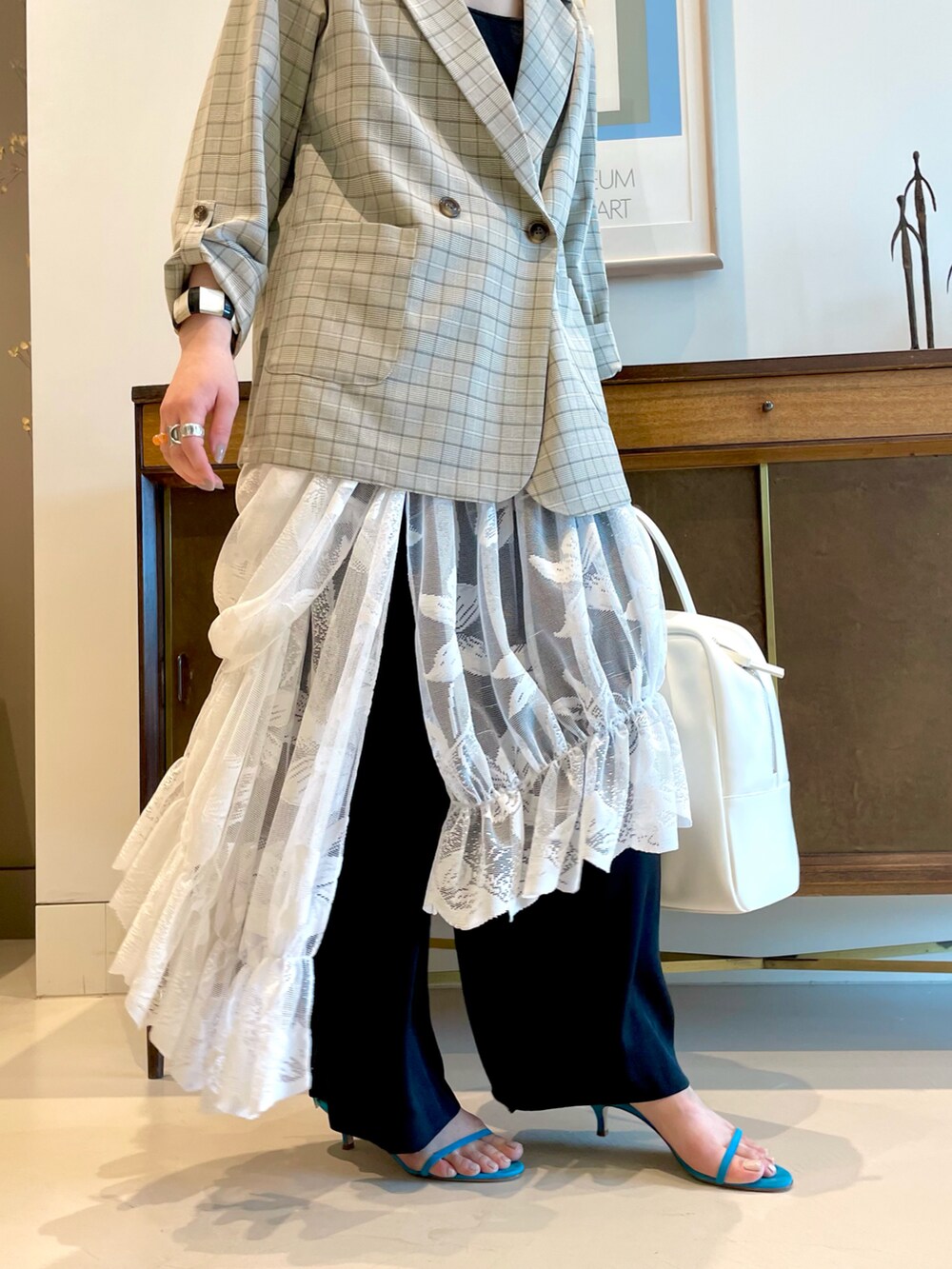 「BEAMS、レイヤードスタイル、モード、Ray BEAMS、シンプルコーデ、オトナカジュアル、Demi-luxe BEAMS、オトナ女子」｜「BeAMS DOTの【WEB限定】BeAMS DOT / グレンチェック ワイド ダブル ジャケット（その他アウター、その他）」を使った、ウエダ シホさん（レディース・157cm）の春コーディネートの4枚目の写真