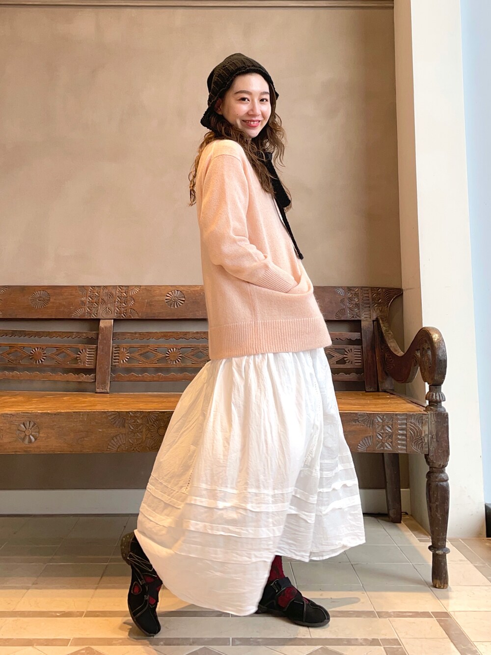 「ニット、ニット帽、BEAMS、冬コーデ、モヘアニット、休日スタイル、BEAMS LIGHTS、大人ガーリー」｜「BEAMS LIGHTSの長屋なぎさ×BEAMS LIGHTS / レース タック ワンピース（ワンピース、ホワイト系）」を使った、ウエダ シホさん（レディース・157cm）の秋コーディネートの2枚目の写真