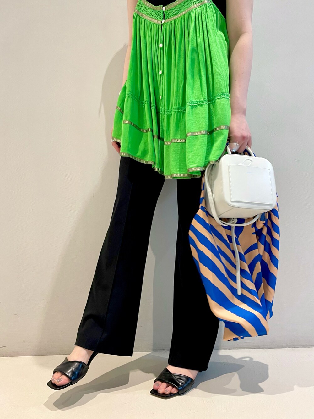 「夏、BEAMS、レイヤードスタイル、BEAMS LIGHTS、休日コーデ、シンプルコーデ、BEAMS BOY、オトナカジュアル、カラー×コーデ」｜「BEAMS LIGHTSのBEAMS LIGHTS / ポンチ トリコット セットアップ（その他トップス、ブラック系）」を使った、ウエダ シホさん（レディース・157cm）の春コーディネートの5枚目の写真