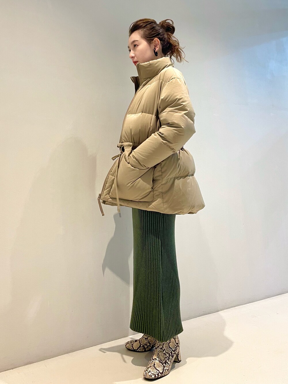 「ダウンジャケット、BEAMS、冬コーデ、ニットワンピース、休日スタイル、ロングワンピース、今日のコーデ、オトナカジュアル、ニットコーデ、wearhalloween2021」｜「BEAMS LIGHTSのアイテム（ジャケット/アウター、ベージュ系）」を使った、ウエダ シホさん（レディース・157cm）の秋コーディネートの3枚目の写真