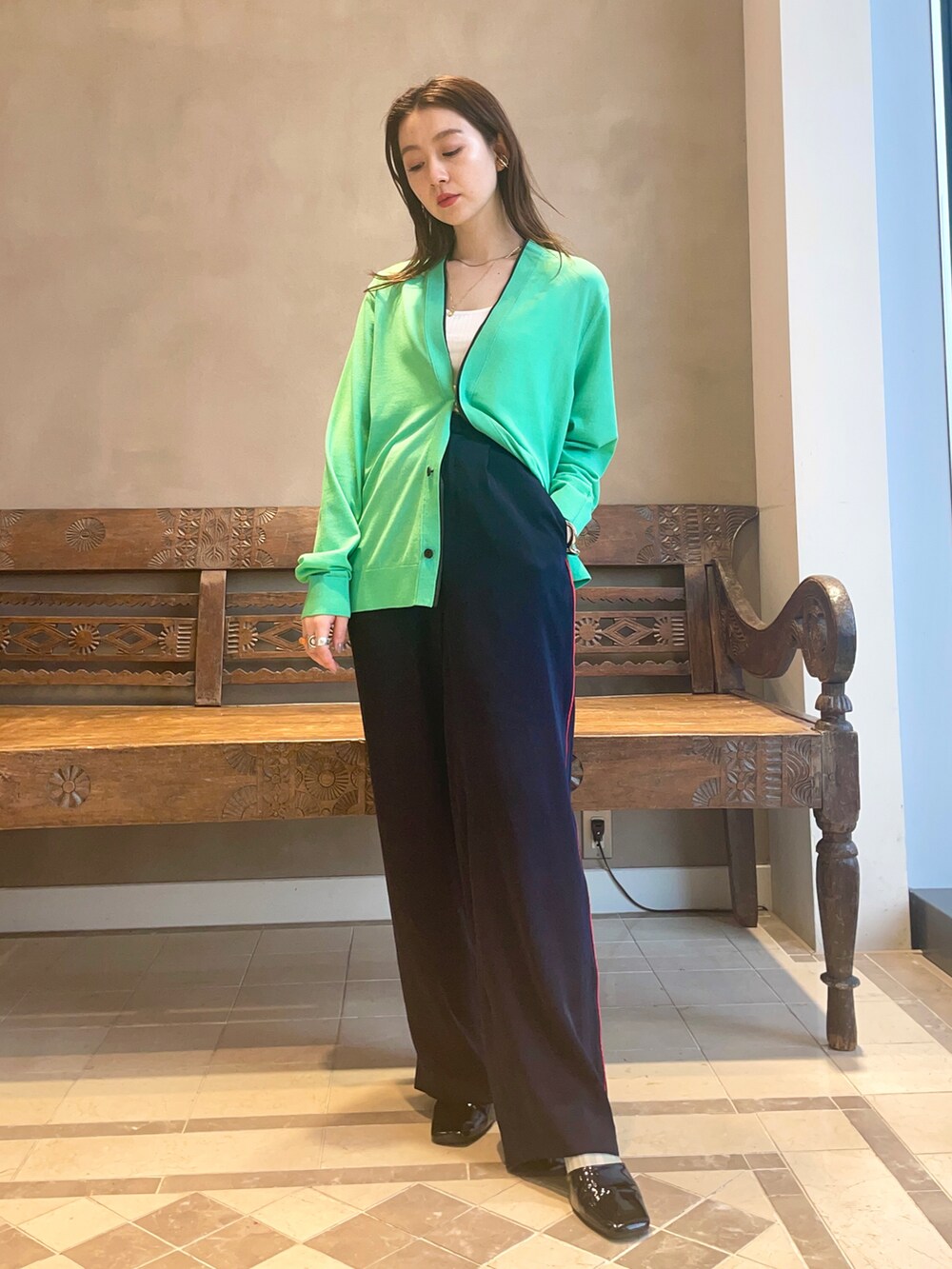 「カーディガン、BEAMS、BEAMS LIGHTS、春アウター、ootd、シンプルコーデ、カジュアルコーデ」｜「BEAMS LIGHTSのBEAMS LIGHTS / シャーリング スリーブ MA1（ブルゾン、ホワイト系）」を使った、ウエダ シホさん（レディース・157cm）の春コーディネートの4枚目の写真
