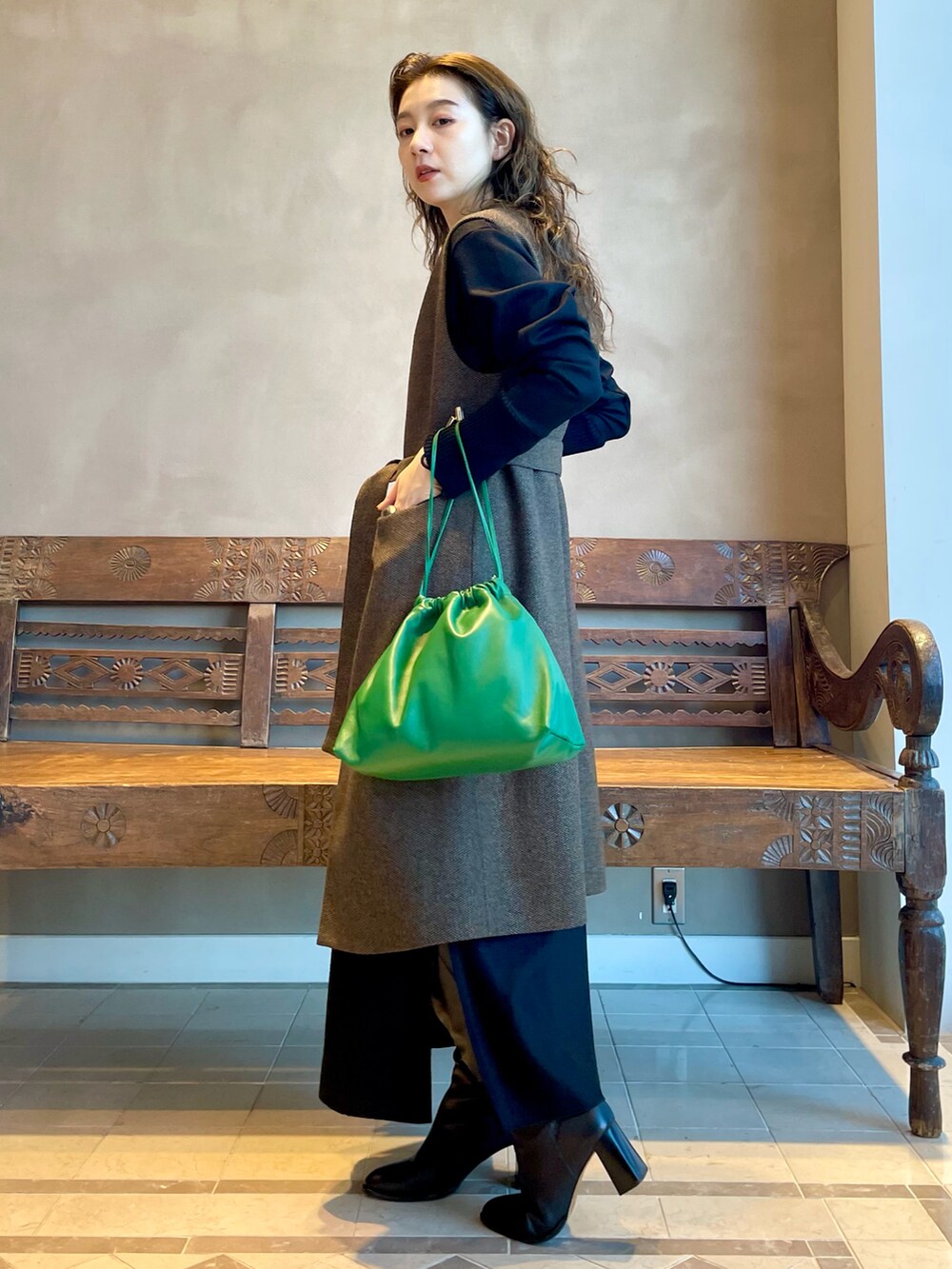 「ブーツ、シンプル、A.P.C.、BEAMS、大人カジュアル、BEAMS LIGHTS、秋コーデ、秋冬コーデ、オトナ女子」｜「BEAMS LIGHTSのBEAMS LIGHTS × 長屋なぎさ / ツイード ジレ（ベスト、ブラウン系）」を使った、ウエダ シホさん（レディース・157cm）の秋コーディネートの2枚目の写真