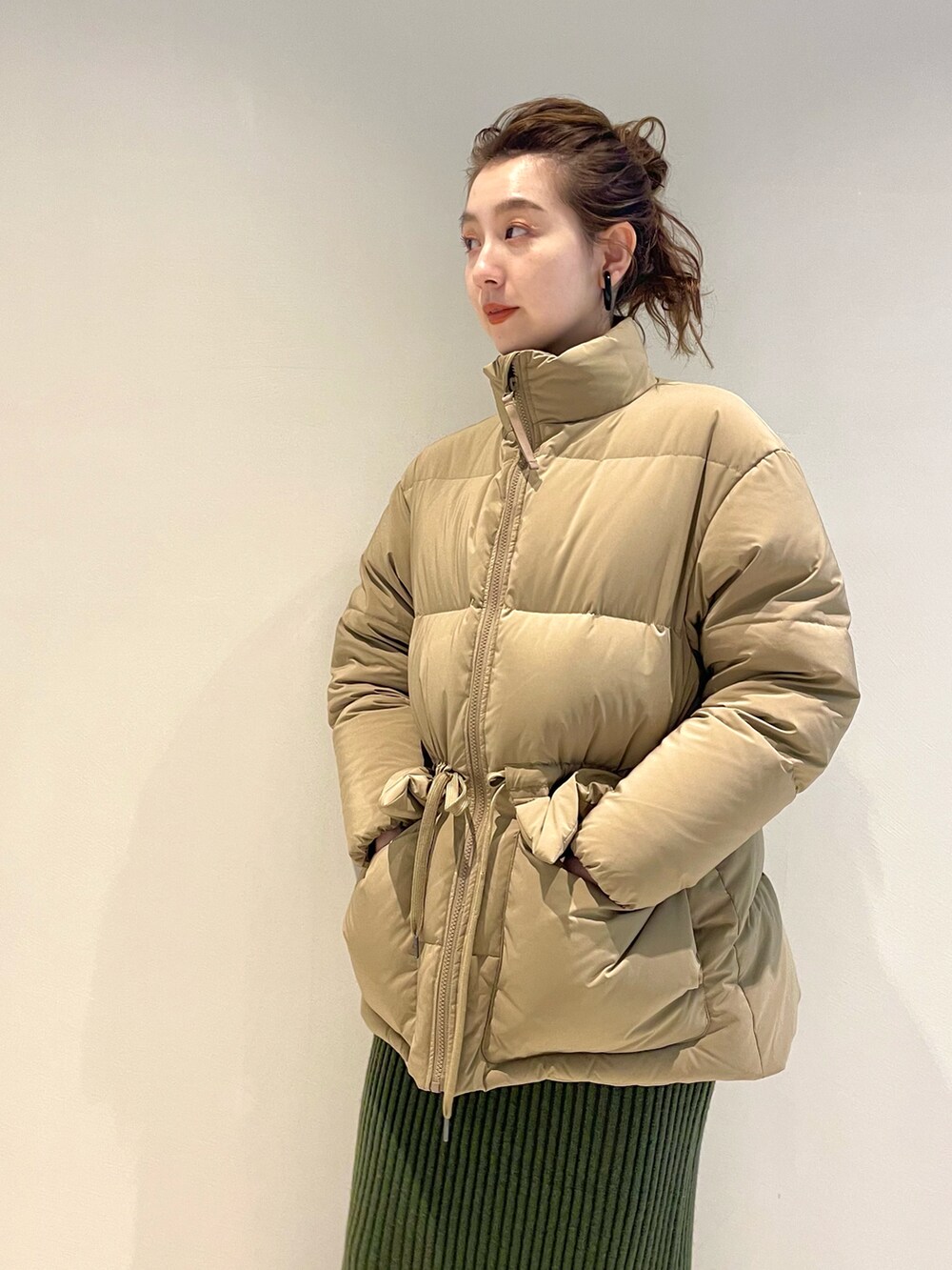 「ダウンジャケット、BEAMS、冬コーデ、ニットワンピース、休日スタイル、ロングワンピース、今日のコーデ、オトナカジュアル、ニットコーデ、wearhalloween2021」｜「BEAMS LIGHTSのアイテム（ジャケット/アウター、ベージュ系）」を使った、ウエダ シホさん（レディース・157cm）の秋コーディネートの4枚目の写真