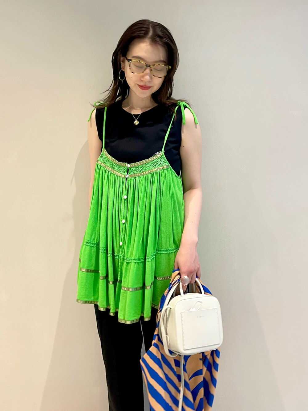 「夏、BEAMS、レイヤードスタイル、BEAMS LIGHTS、休日コーデ、シンプルコーデ、BEAMS BOY、オトナカジュアル、カラー×コーデ」｜「BEAMS LIGHTSのBEAMS LIGHTS / ポンチ トリコット セットアップ（その他トップス、ブラック系）」を使った、ウエダ シホさん（レディース・157cm）の春コーディネートの4枚目の写真