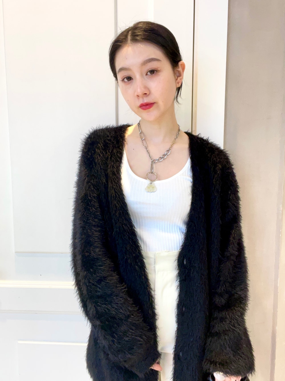 「チノパン、BEAMS、モノトーン、BEAMS LIGHTS、タックイン、パンツスタイル、ootd、シンプルコーデ、カジュアルコーデ、JWPEI」｜「BEAMS LIGHTSのBEAMS LIGHTS / TRUE  コットン タンクトップ（タンクトップ、ホワイト系）」を使った、ウエダ シホさん（レディース・157cm）の春コーディネートの3枚目の写真