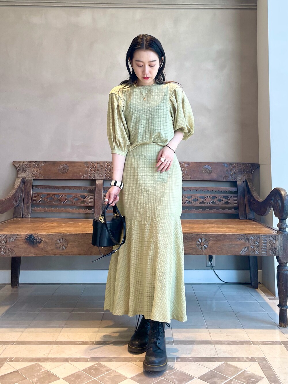 「カーディガン、セットアップ、グリーン、BEAMS、BEAMS LIGHTS、大人女子、シンプルコーデ、マーメイドスカート、春コーデ、シアートップス」｜「BEAMS LIGHTSのBEAMS LIGHTS / シアサッカー チェック ブラウス（シャツ/ブラウス、グリーン系）」を使った、ウエダ シホさん（レディース・157cm）の春コーディネートの3枚目の写真