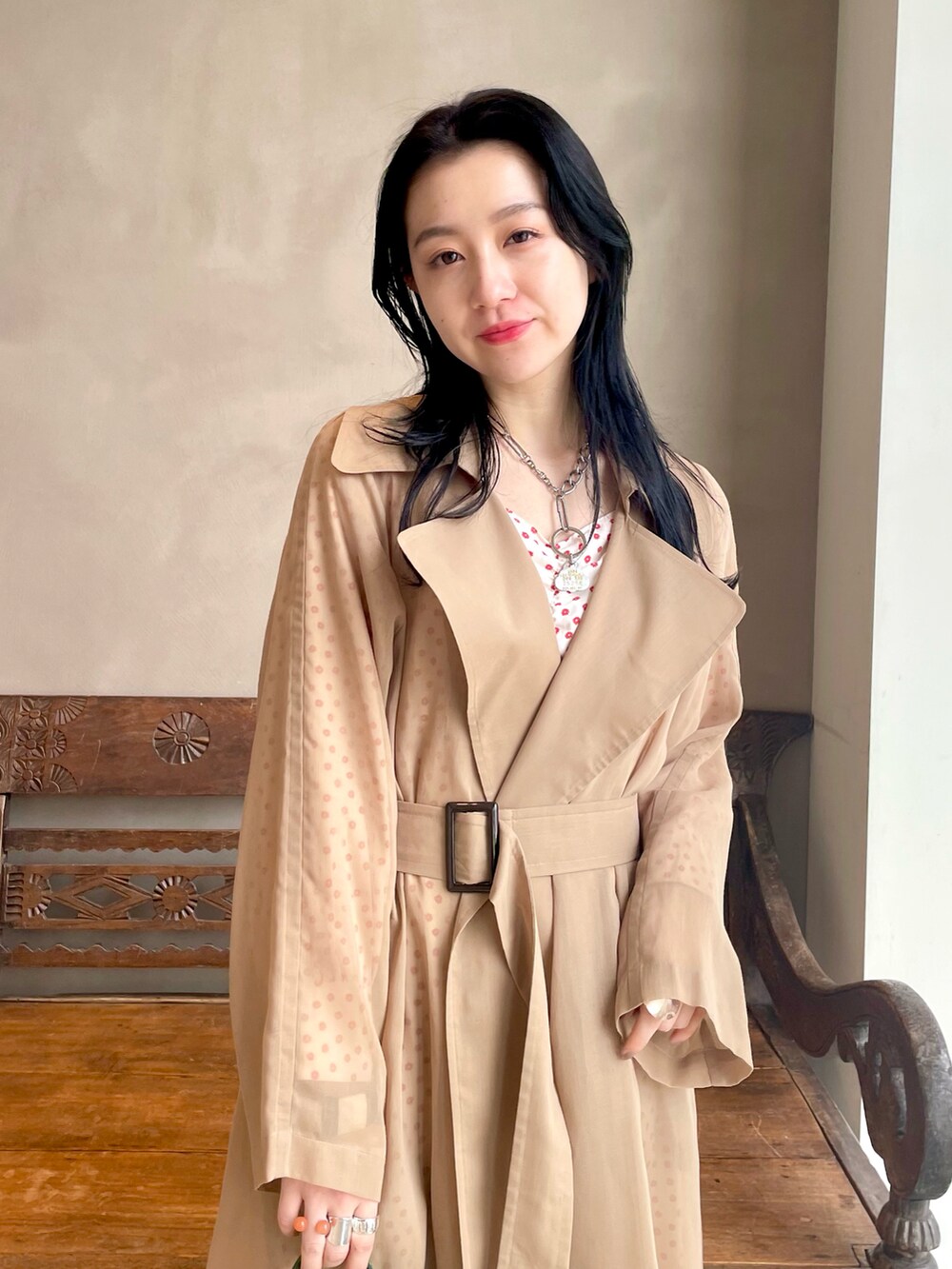「ワンピース、シンプル、BEAMS LIGHTS、キレイめ、春アウター、ロングワンピース、オトナカジュアル、beamsdot」｜「BEAMS LIGHTSのAULENTTI / 2way BAG（トートバッグ、グリーン系）」を使った、ウエダ シホさん（レディース・157cm）の春コーディネートの3枚目の写真