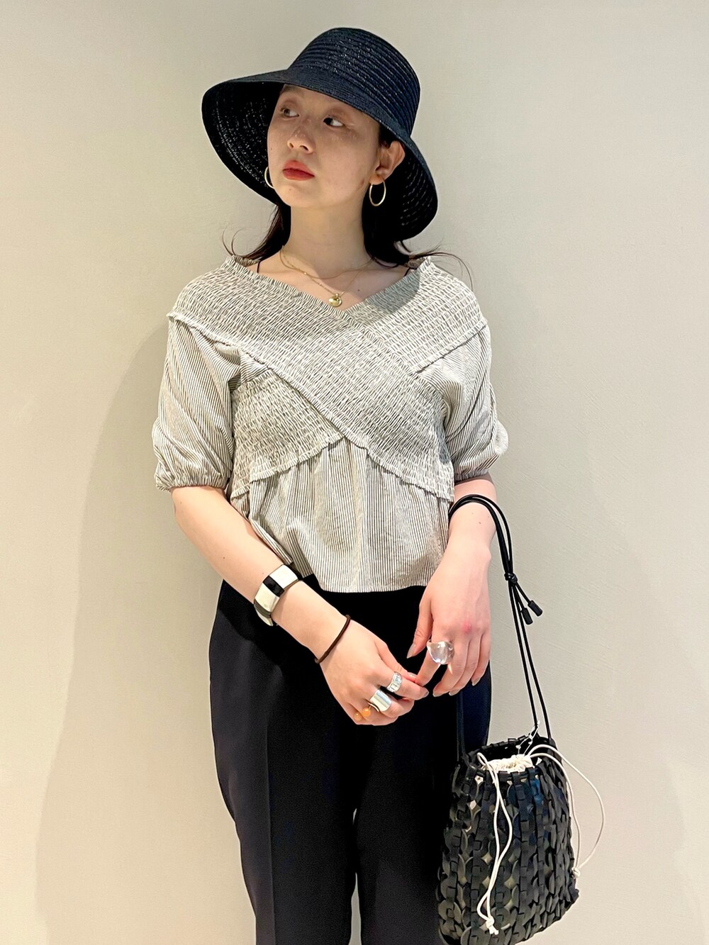 「カジュアル、BEAMS、ストライプ、モノトーン、休日スタイル、Ray BEAMS、シンプルコーデ、オトナカジュアル、初夏コーデ、beamsdot」｜「Ray BEAMSのRay BEAMS / ポリ ブレード ハット（ハット、ブラック系）」を使った、ウエダ シホさん（レディース・157cm）の春コーディネートの3枚目の写真