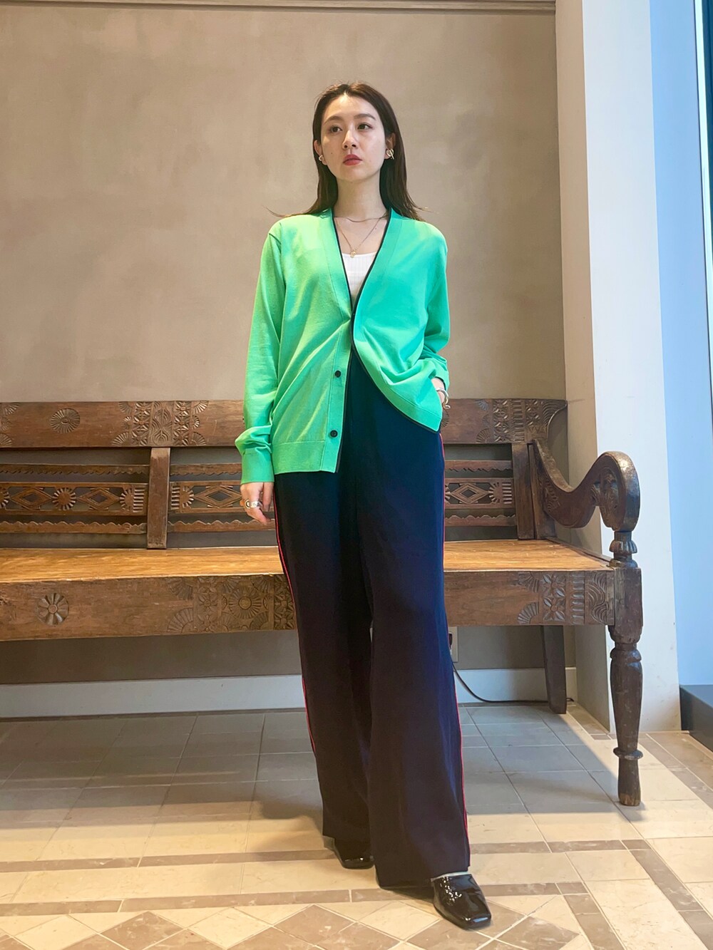 「カーディガン、BEAMS、BEAMS LIGHTS、春アウター、ootd、シンプルコーデ、カジュアルコーデ」｜「BEAMS LIGHTSのBEAMS LIGHTS / シャーリング スリーブ MA1（ブルゾン、ホワイト系）」を使った、ウエダ シホさん（レディース・157cm）の春コーディネートの3枚目の写真