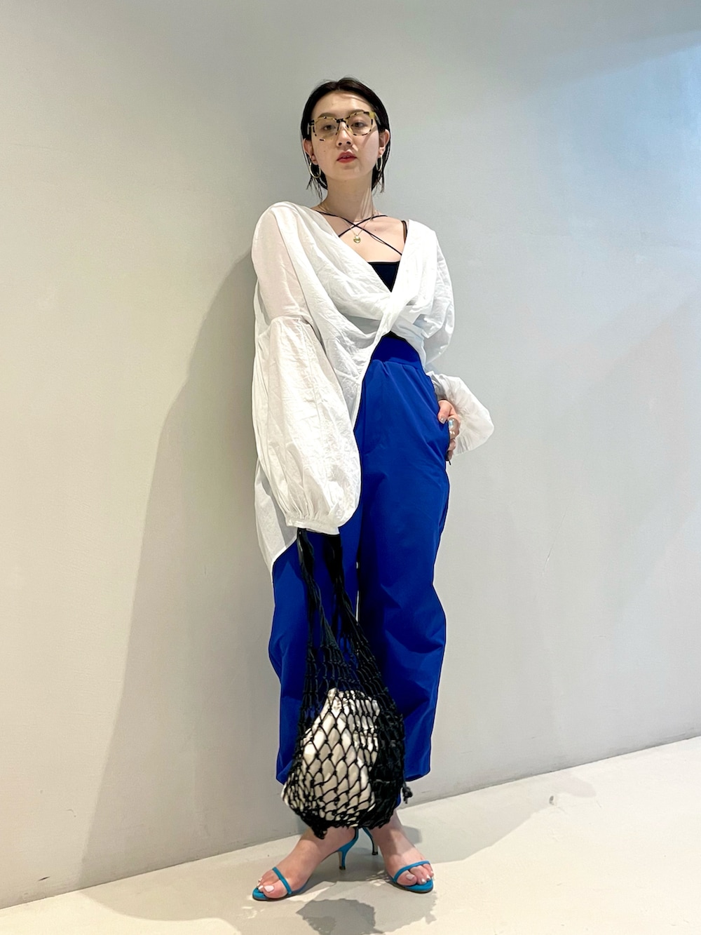 「カラーパンツ、サングラス、休日スタイル、大人コーデ、シンプルコーデ、春夏コーデ、オトナカジュアル、オトナ女子、ブラウスコーデ、カラー×コーデ」｜「BEAMS LIGHTSのアイテム（シャツ/ブラウス、ホワイト系）」を使った、ウエダ シホさん（レディース・157cm）の夏コーディネートの3枚目の写真