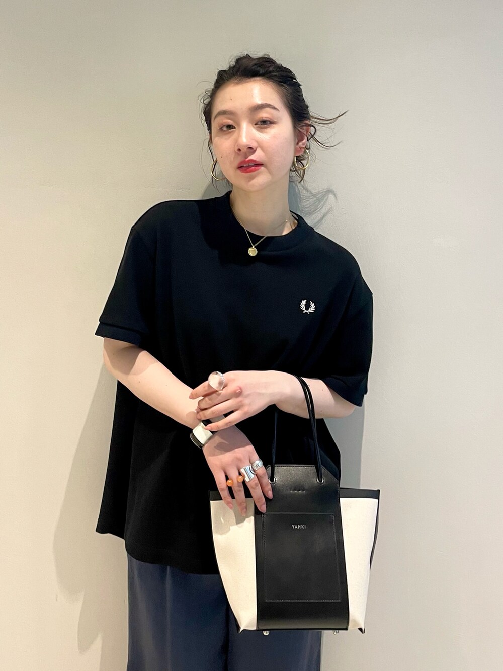 「BEAMS、休日スタイル、Ray BEAMS、パンツスタイル、シンプルコーデ、FRED PERRY、オトナカジュアル、サンダルコーデ、MOHI、yahki」｜「Ray BEAMSのFRED PERRY × Ray BEAMS / 別注 オーバーサイズ Tシャツ（Tシャツ/カットソー、ブラック系）」を使った、ウエダ シホさん（レディース・157cm）の春コーディネートの3枚目の写真