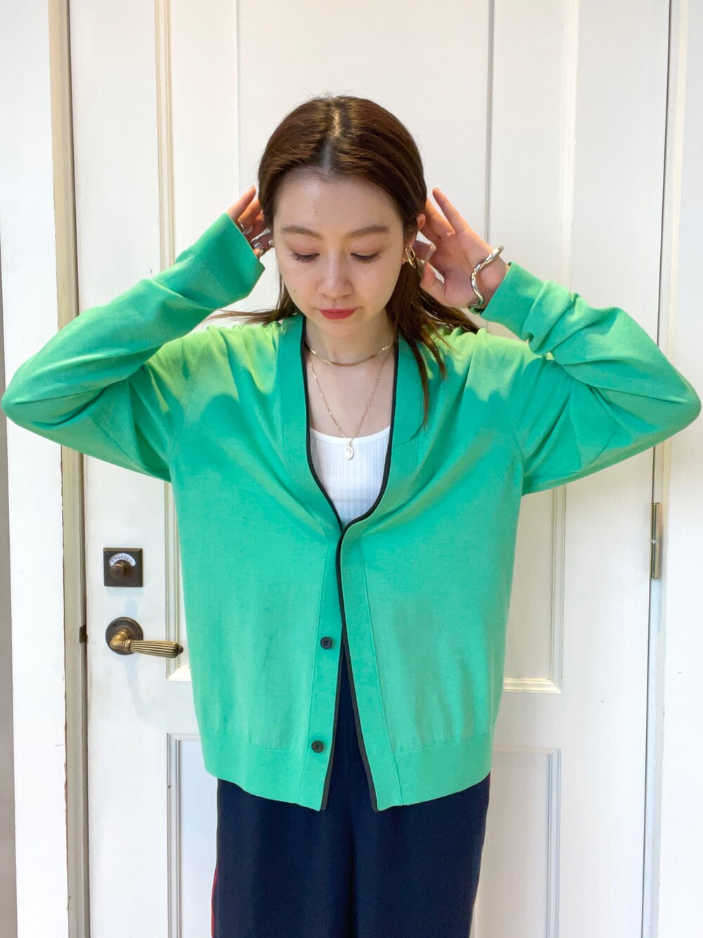 「カーディガン、BEAMS、BEAMS LIGHTS、春アウター、ootd、シンプルコーデ、カジュアルコーデ」｜「BEAMS LIGHTSのBEAMS LIGHTS / シャーリング スリーブ MA1（ブルゾン、ホワイト系）」を使った、ウエダ シホさん（レディース・157cm）の春コーディネートの5枚目の写真
