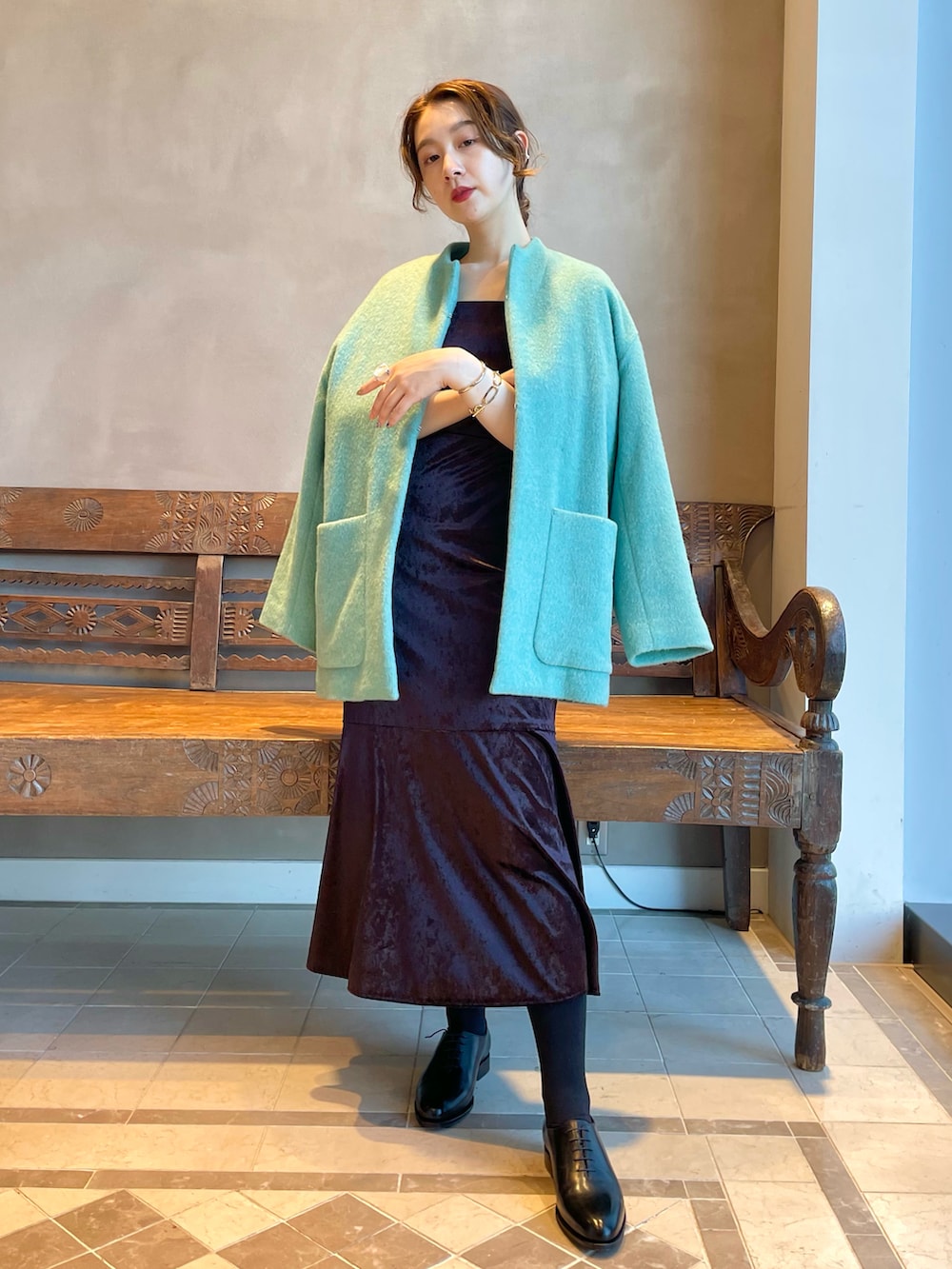 「アウター、ワンピース、大人カジュアル、BEAMS LIGHTS、きれいめカジュアル、春カラー、秋冬コーデ、オトナ女子、私の推しブランド」｜「BEAMS LIGHTSのBEAMS LIGHTS / PONTETORTO シャギー ノーカラーコート（ノーカラーコート、ブルー系）」を使った、ウエダ シホさん（レディース・157cm）の冬コーディネートの3枚目の写真