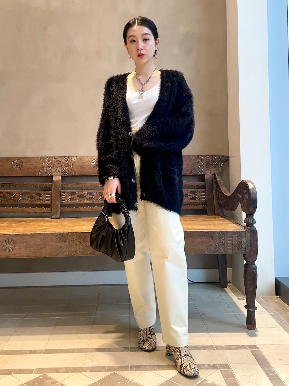 「チノパン、BEAMS、モノトーン、BEAMS LIGHTS、タックイン、パンツスタイル、ootd、シンプルコーデ、カジュアルコーデ、JWPEI」｜「BEAMS LIGHTSのBEAMS LIGHTS / TRUE  コットン タンクトップ（タンクトップ、ホワイト系）」を使った、ウエダ シホさん（レディース・157cm）の春コーディネートの2枚目の写真
