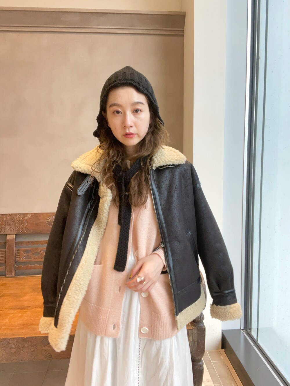 「ニット、ニット帽、BEAMS、冬コーデ、モヘアニット、休日スタイル、BEAMS LIGHTS、大人ガーリー」｜「BEAMS LIGHTSの長屋なぎさ×BEAMS LIGHTS / レース タック ワンピース（ワンピース、ホワイト系）」を使った、ウエダ シホさん（レディース・157cm）の秋コーディネートの5枚目の写真