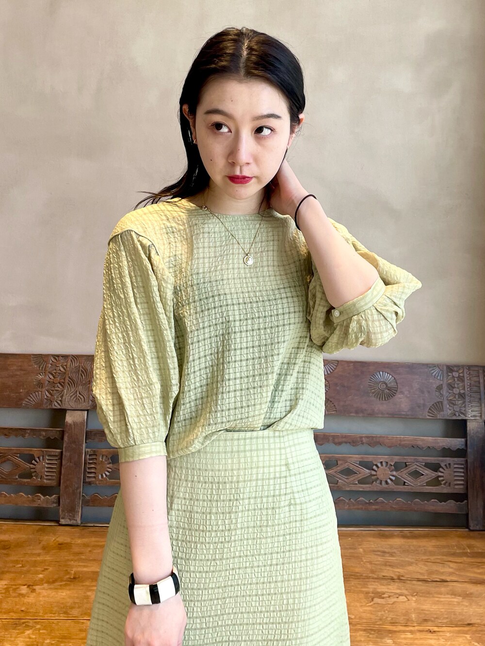 「カーディガン、セットアップ、グリーン、BEAMS、BEAMS LIGHTS、大人女子、シンプルコーデ、マーメイドスカート、春コーデ、シアートップス」｜「BEAMS LIGHTSのBEAMS LIGHTS / シアサッカー チェック ブラウス（シャツ/ブラウス、グリーン系）」を使った、ウエダ シホさん（レディース・157cm）の春コーディネートの4枚目の写真