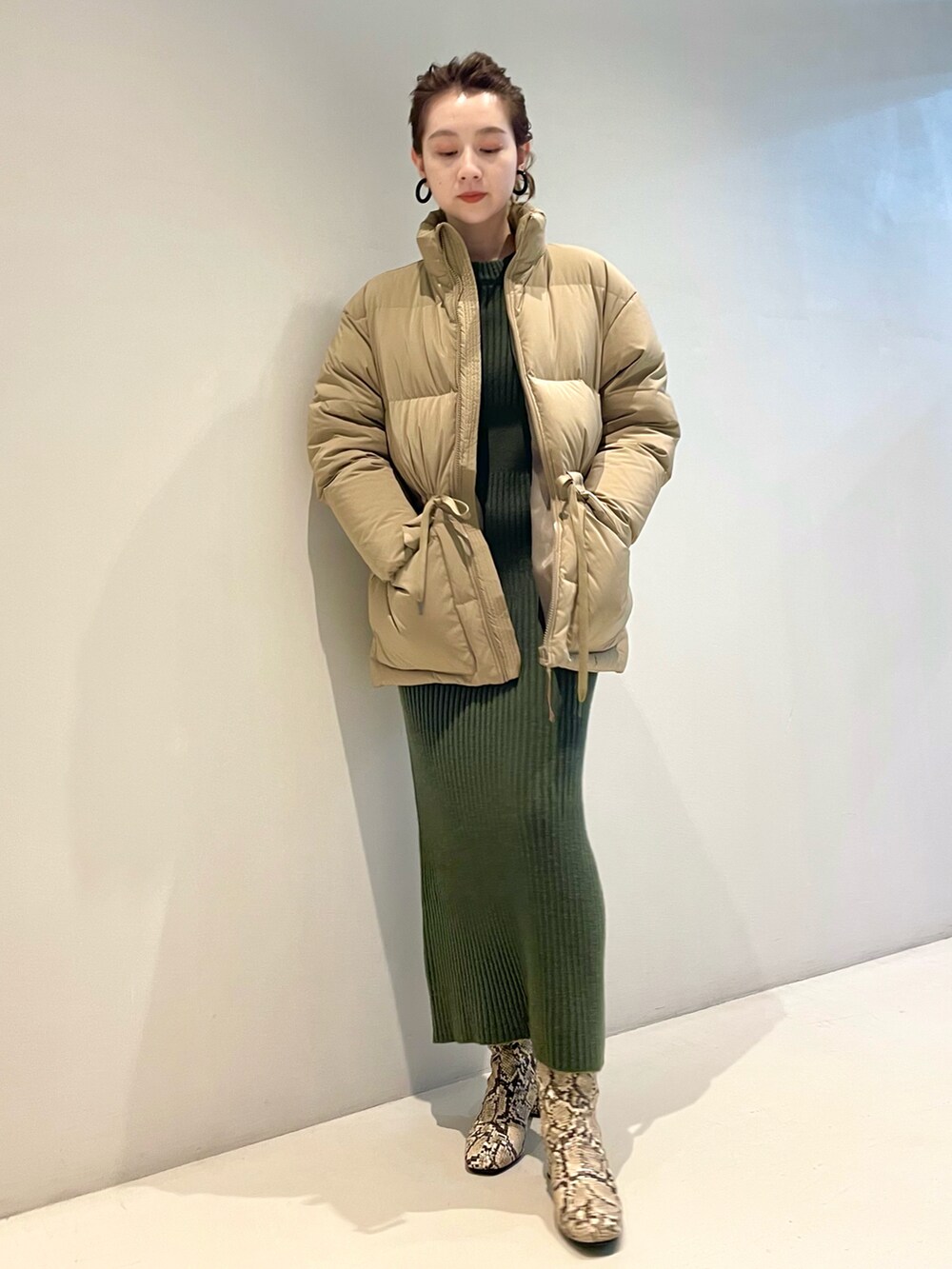 「ダウンジャケット、BEAMS、冬コーデ、ニットワンピース、休日スタイル、ロングワンピース、今日のコーデ、オトナカジュアル、ニットコーデ、wearhalloween2021」｜「BEAMS LIGHTSのアイテム（ジャケット/アウター、ベージュ系）」を使った、ウエダ シホさん（レディース・157cm）の秋コーディネートの2枚目の写真