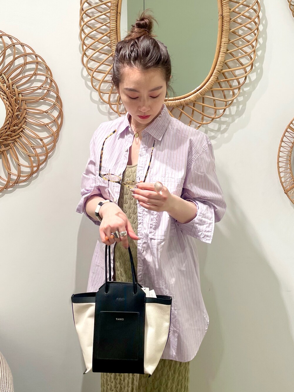 「休日スタイル、大人コーデ、シンプルコーデ、シャツスタイル、春夏コーデ、着回しコーデ、カラーコーデ、オトナカジュアル、オトナ女子、the academy new york」｜「Ray BEAMSのYAHKI / キャンバス レザー バッグ（トートバッグ、ブラック系）」を使った、ウエダ シホさん（レディース・157cm）の夏コーディネートの3枚目の写真