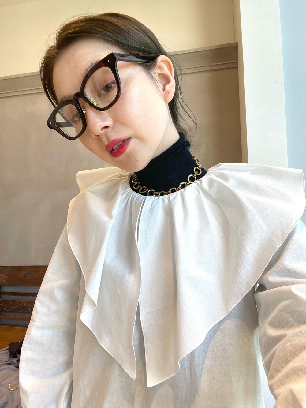 「ブラック、BEAMS、モノトーン、レイヤードスタイル、BEAMS LIGHTS、大人コーデ、パンツスタイル、メガネ女子、オトナ女子、エレガント」｜「BEAMS LIGHTSのBEAMS LIGHTS / フリル スモック ブラウス（シャツ/ブラウス、ホワイト系）」を使った、ウエダ シホさん（レディース・157cm）の秋コーディネートの5枚目の写真
