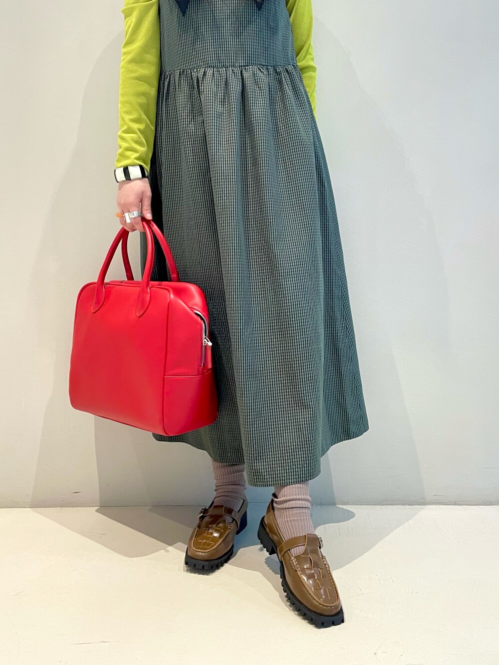 「カジュアル、BEAMS、休日スタイル、Ray BEAMS、シンプルコーデ、ワンピーススタイル、カジュアルガーリー、カラーコーデ、ビッグカラー、beamsdot」｜「BeAMS DOTの【WEB限定】BeAMS DOT / Vネック チェック ワンピース（ワンピース、グリーン系）」を使った、ウエダ シホさん（レディース・157cm）の春コーディネートの4枚目の写真