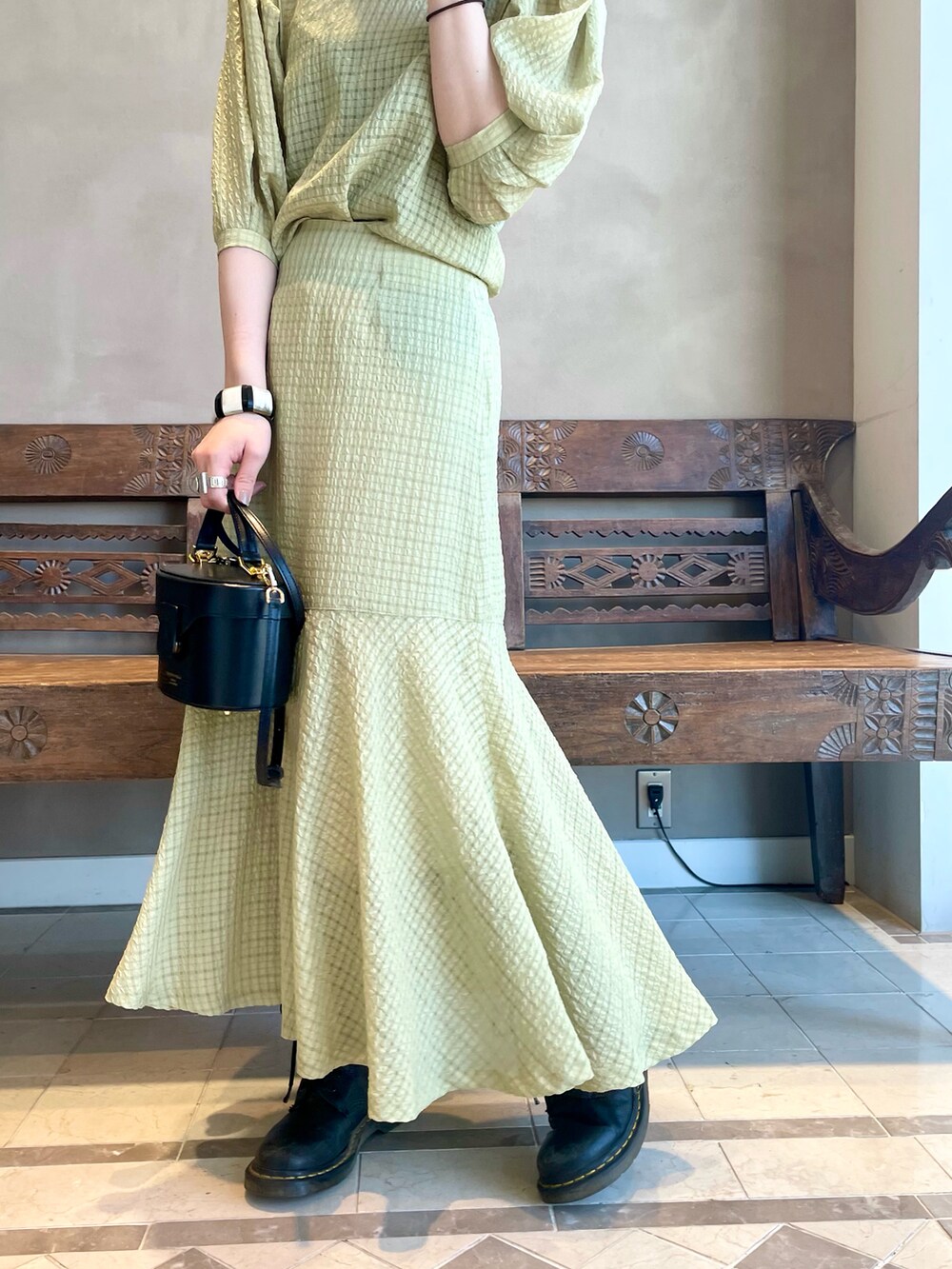 「カーディガン、セットアップ、グリーン、BEAMS、BEAMS LIGHTS、大人女子、シンプルコーデ、マーメイドスカート、春コーデ、シアートップス」｜「BEAMS LIGHTSのBEAMS LIGHTS / シアサッカー チェック ブラウス（シャツ/ブラウス、グリーン系）」を使った、ウエダ シホさん（レディース・157cm）の春コーディネートの5枚目の写真