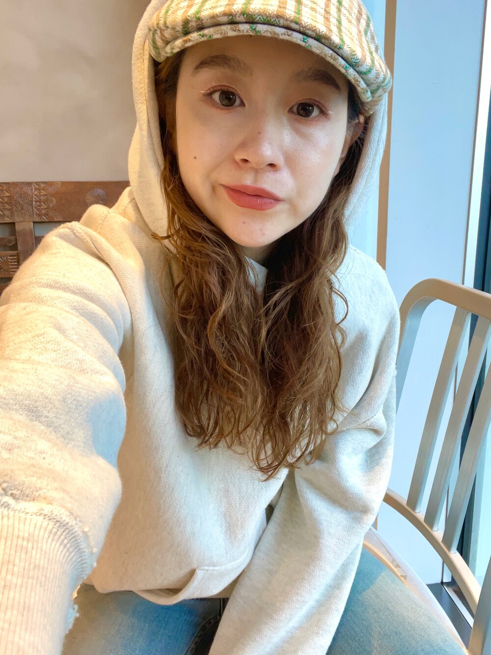 「ブーツ、BEAMS、ロングコート、大人カジュアル、ドクターマーチン、BEAMS LIGHTS、低身長、カジュアルコーデ、ゆるコーデ、チェック柄に恋してる」｜「BEAMS LIGHTSのBEAMS LIGHTS / 裏毛スウェット プルオーバー パーカ（パーカー、ホワイト系）」を使った、ウエダ シホさん（レディース・157cm）の秋コーディネートの3枚目の写真