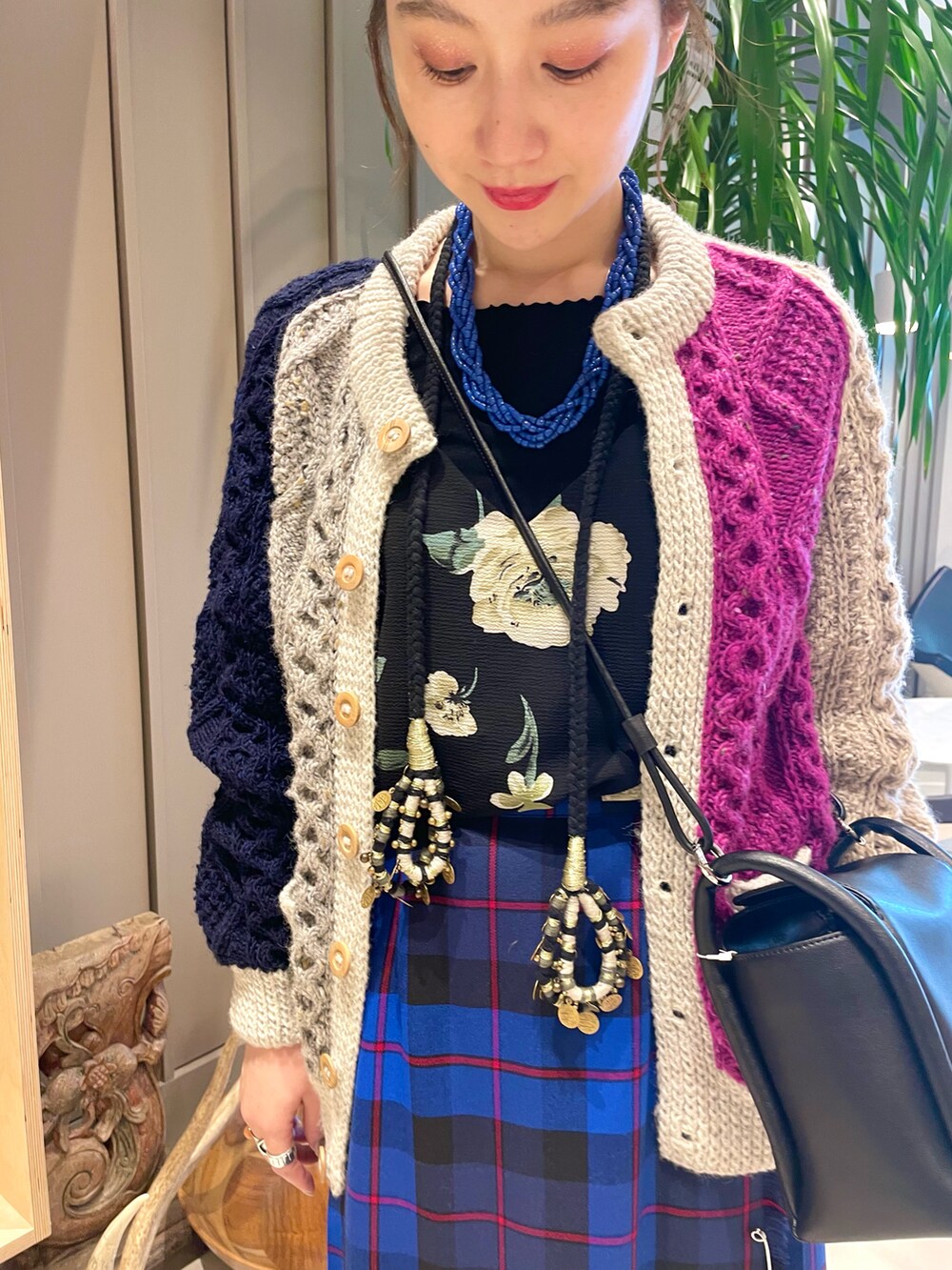 「チェック、BEAMS、休日スタイル、BEAMS LIGHTS、チェックスカート、古着MIX、BEAMS BOY、今日のコーデ、オトナカジュアル、チェック柄に恋してる」｜「BEAMS LIGHTSのO’NEIL OF DUBLIN / ウール チェック柄 キルト スカート（スカート、ブルー系）」を使った、ウエダ シホさん（レディース・157cm）の秋コーディネートの3枚目の写真