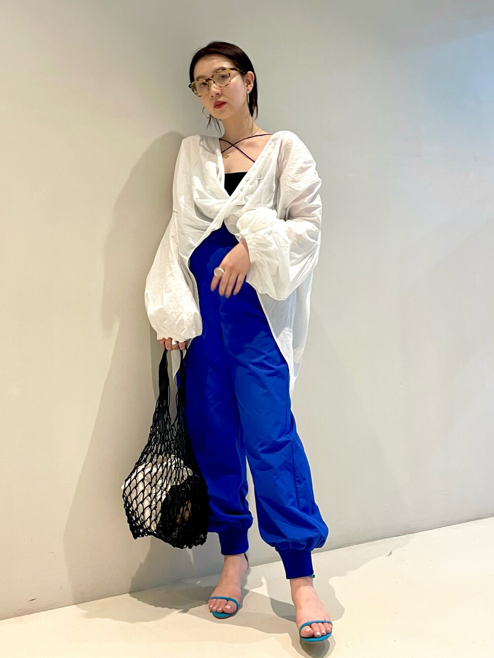 「カラーパンツ、サングラス、休日スタイル、大人コーデ、シンプルコーデ、春夏コーデ、オトナカジュアル、オトナ女子、ブラウスコーデ、カラー×コーデ」｜「BEAMS LIGHTSのアイテム（シャツ/ブラウス、ホワイト系）」を使った、ウエダ シホさん（レディース・157cm）の夏コーディネートの2枚目の写真