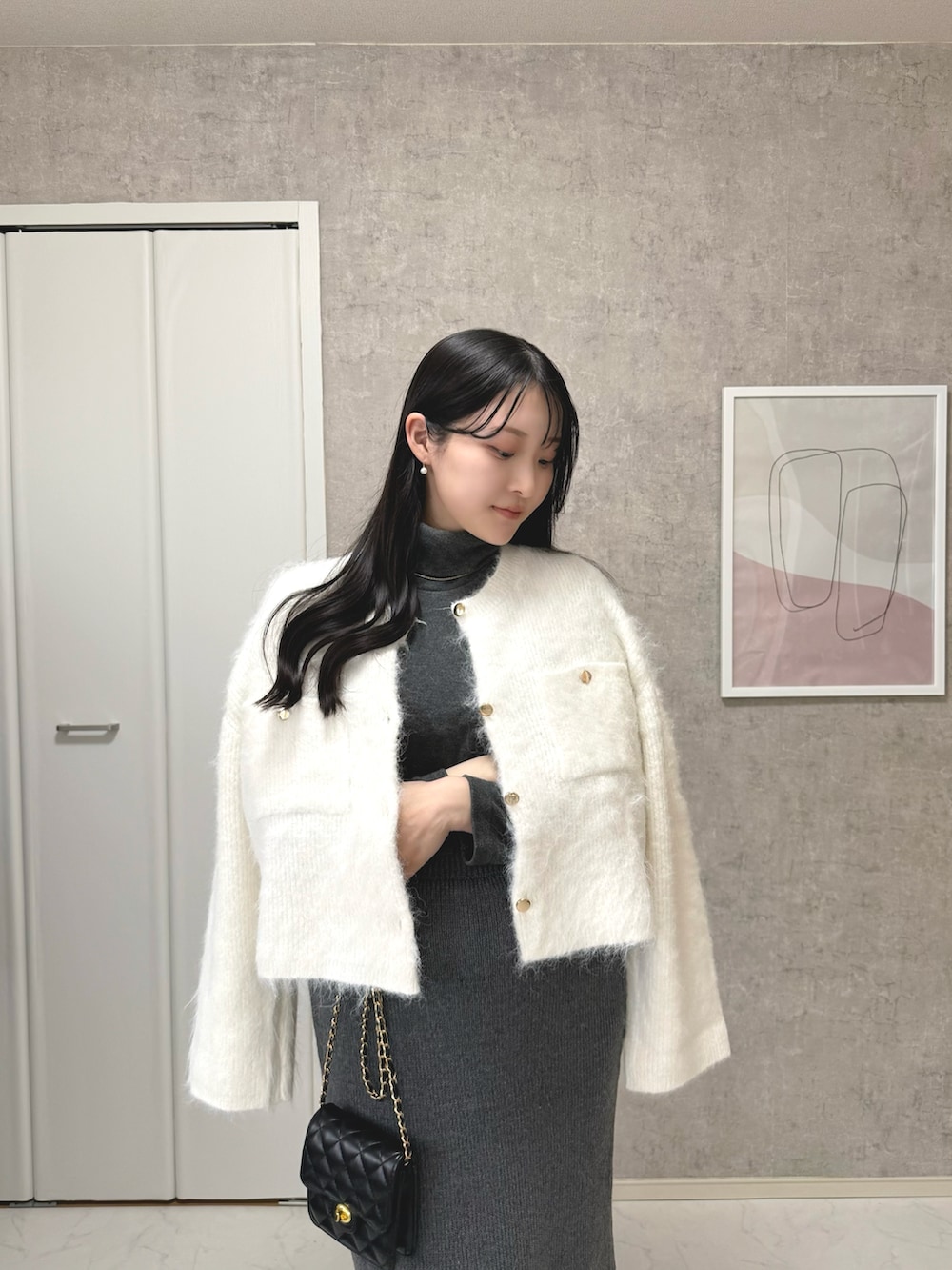「おでかけコーデ、冬のコーデ、ラクチンコーデ、モノトーン、キレイめ、ニットカーディガン、大人女子、ニットスカート」｜「GRLのアイテム（スカート、グレー系）」を使った、takakoさん（骨格ウェーブ・レディース・159cm）の冬コーディネートの2枚目の写真