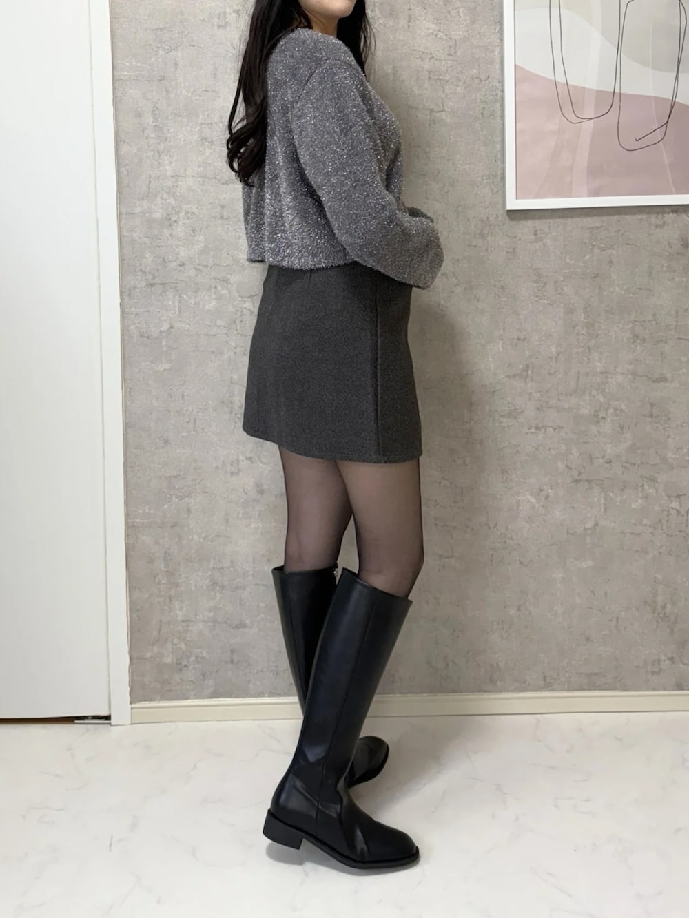 「プチプラ、韓国コーデ、大人可愛い、モノトーンコーデ、おとなっぽコーデ、ラメニット、ミニスカート」｜「DHOLICのアイテム（スカート、グレー系）」を使った、takakoさん（骨格ウェーブ・レディース・159cm）の冬コーディネートの2枚目の写真