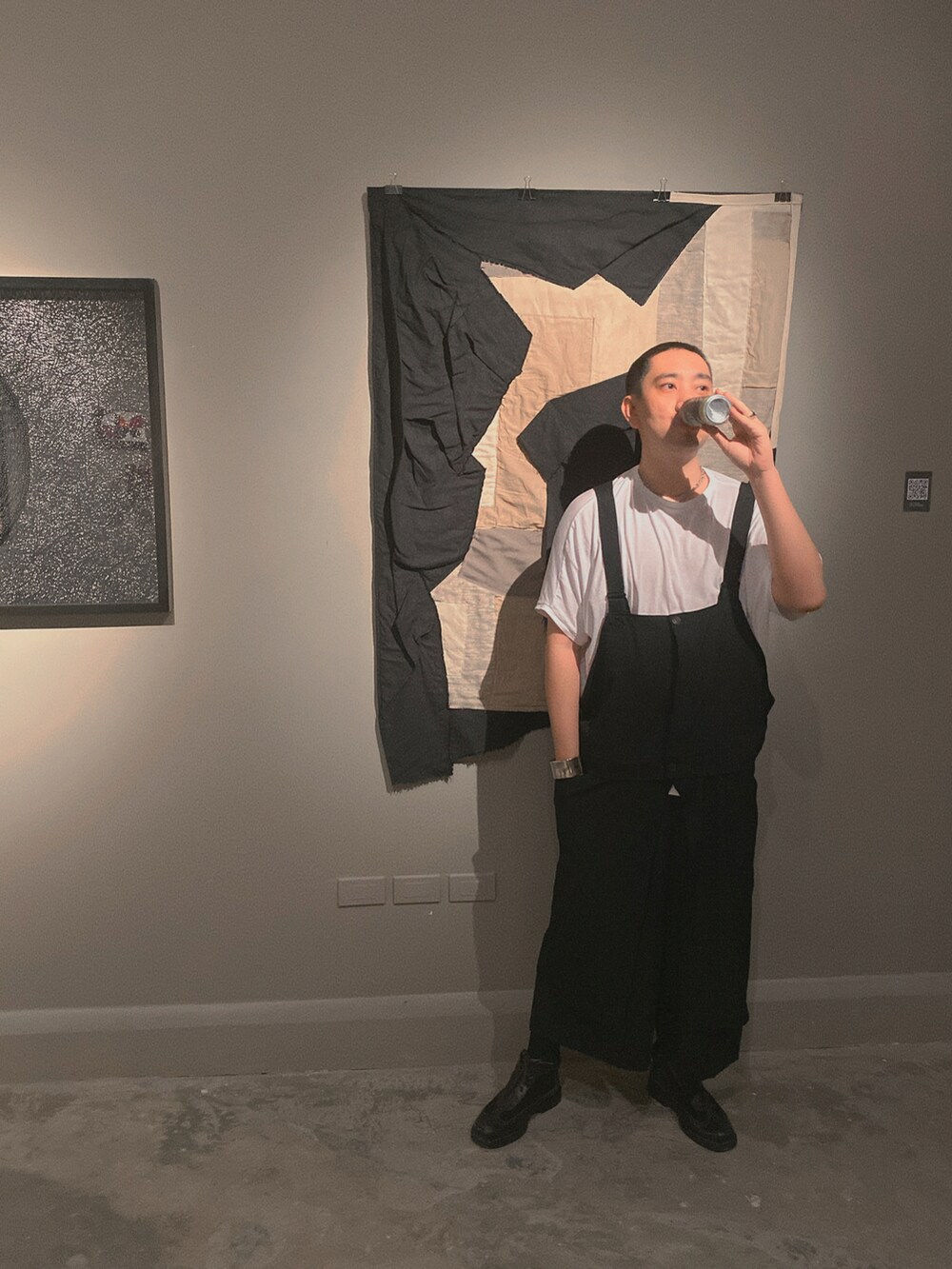 ブラック系のつなぎ/オールインワンを着用したメンズの冬コーディネートの2枚目の写真