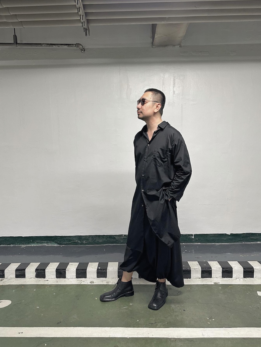 ブラック系のシャツ/ブラウス、ブラック系のブーツを着用したメンズの夏コーディネートの2枚目の写真