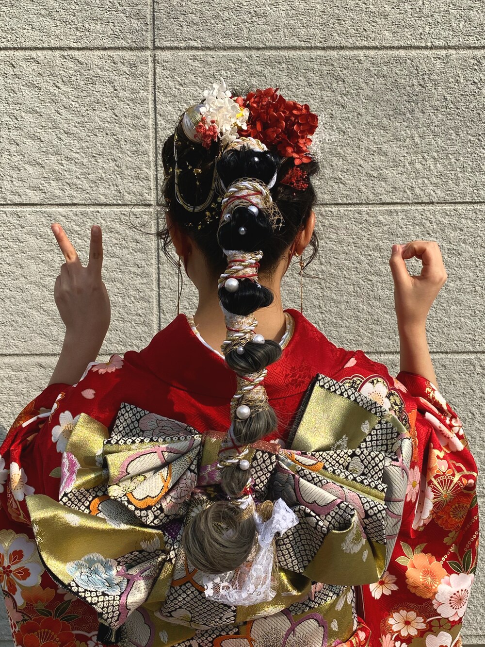 レッド系の水着/着物・浴衣、ゴールド系のイヤリング、その他のウィッグを着用したレディースの冬コーディネートの2枚目の写真