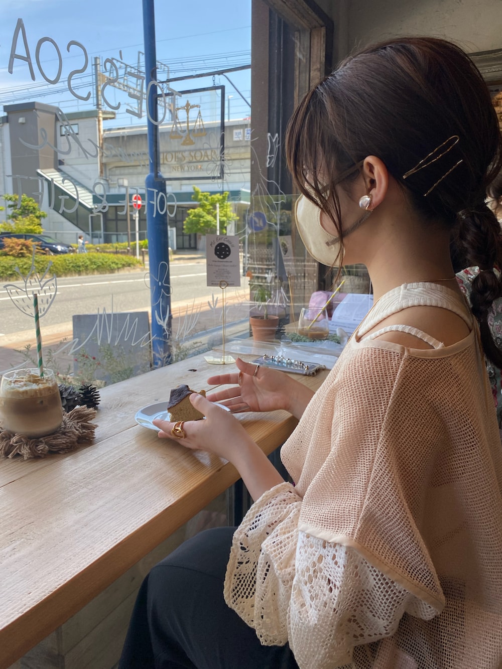 ベージュ系のTシャツ/カットソー、ブラウン系のトートバッグ、ブラック系のスカートを着用したレディースの春コーディネートの2枚目の写真