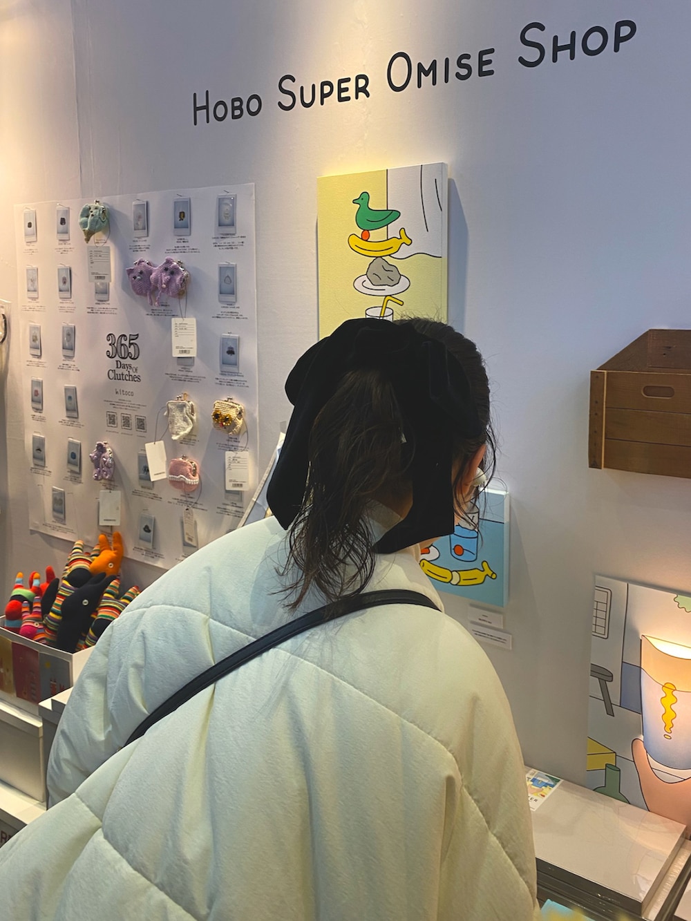 ブラウン系のその他パンツ、ホワイト系のダウンジャケット/コート、ベージュ系のスウェットを着用したレディースの冬コーディネートの2枚目の写真