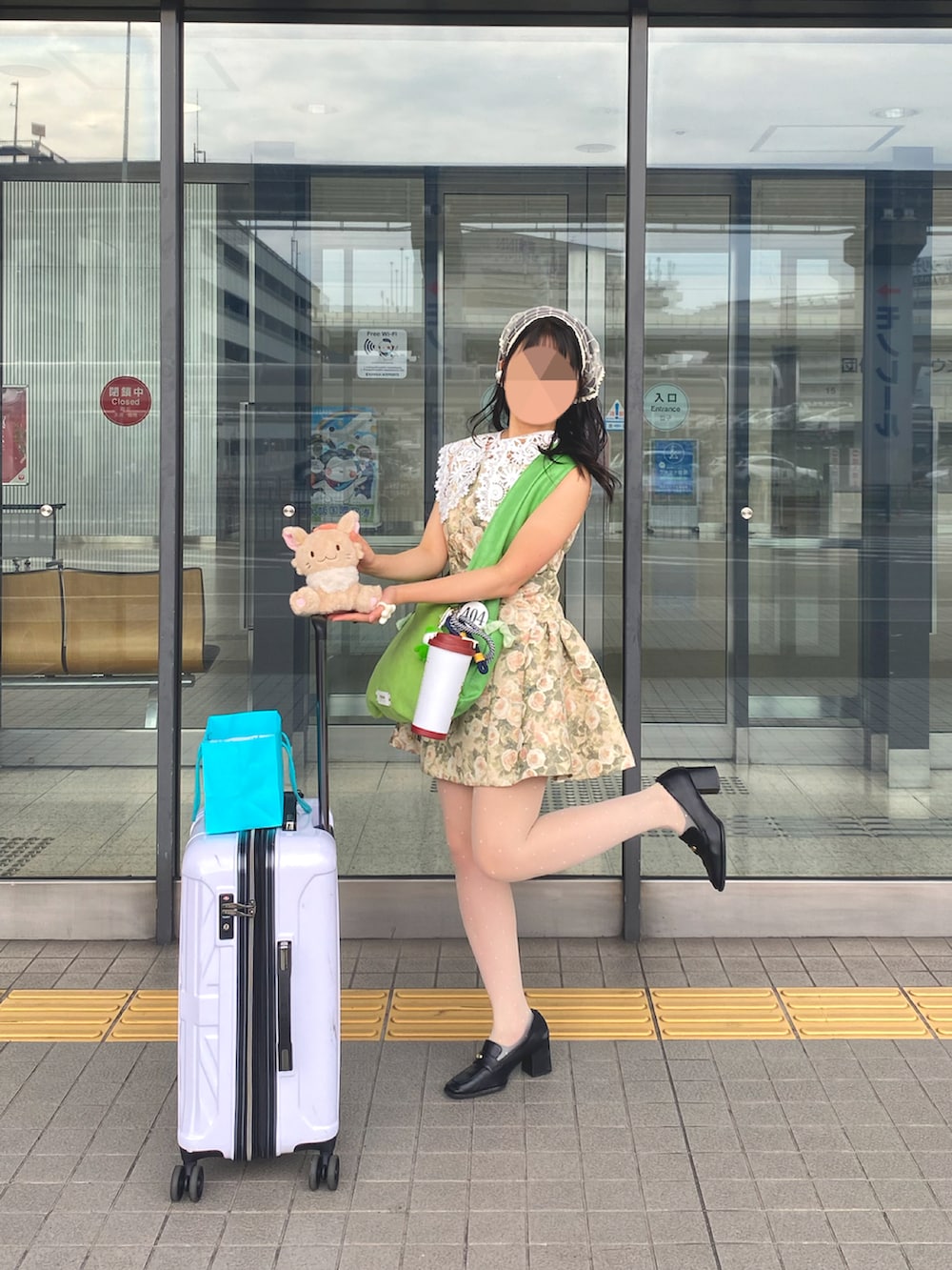 グリーン系のワンピース、グリーン系のトートバッグ、ブラック系のローファーを着用したレディースの夏コーディネートの2枚目の写真